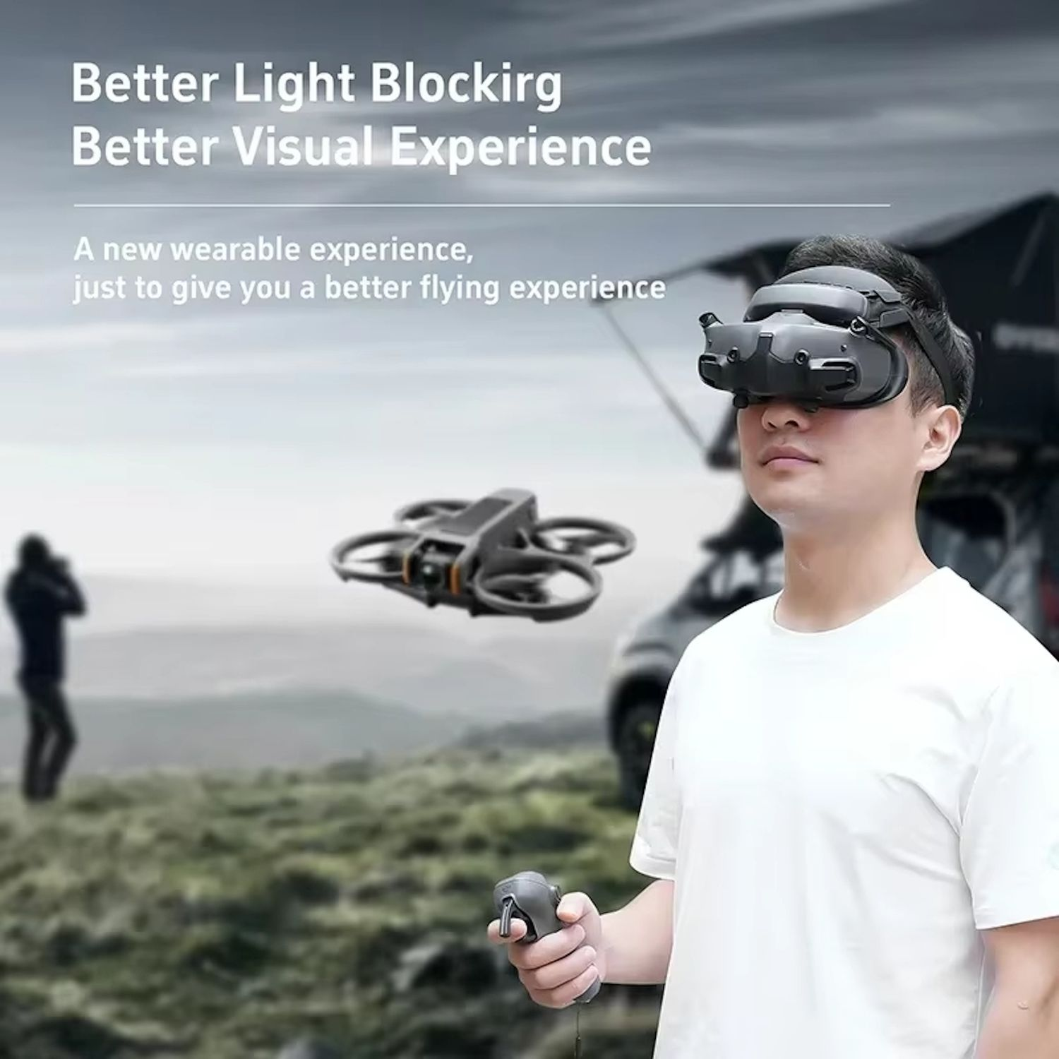 Mann mit VR-Headset, Controller haltend, Drohne im Hintergrund, Szene im Freien.