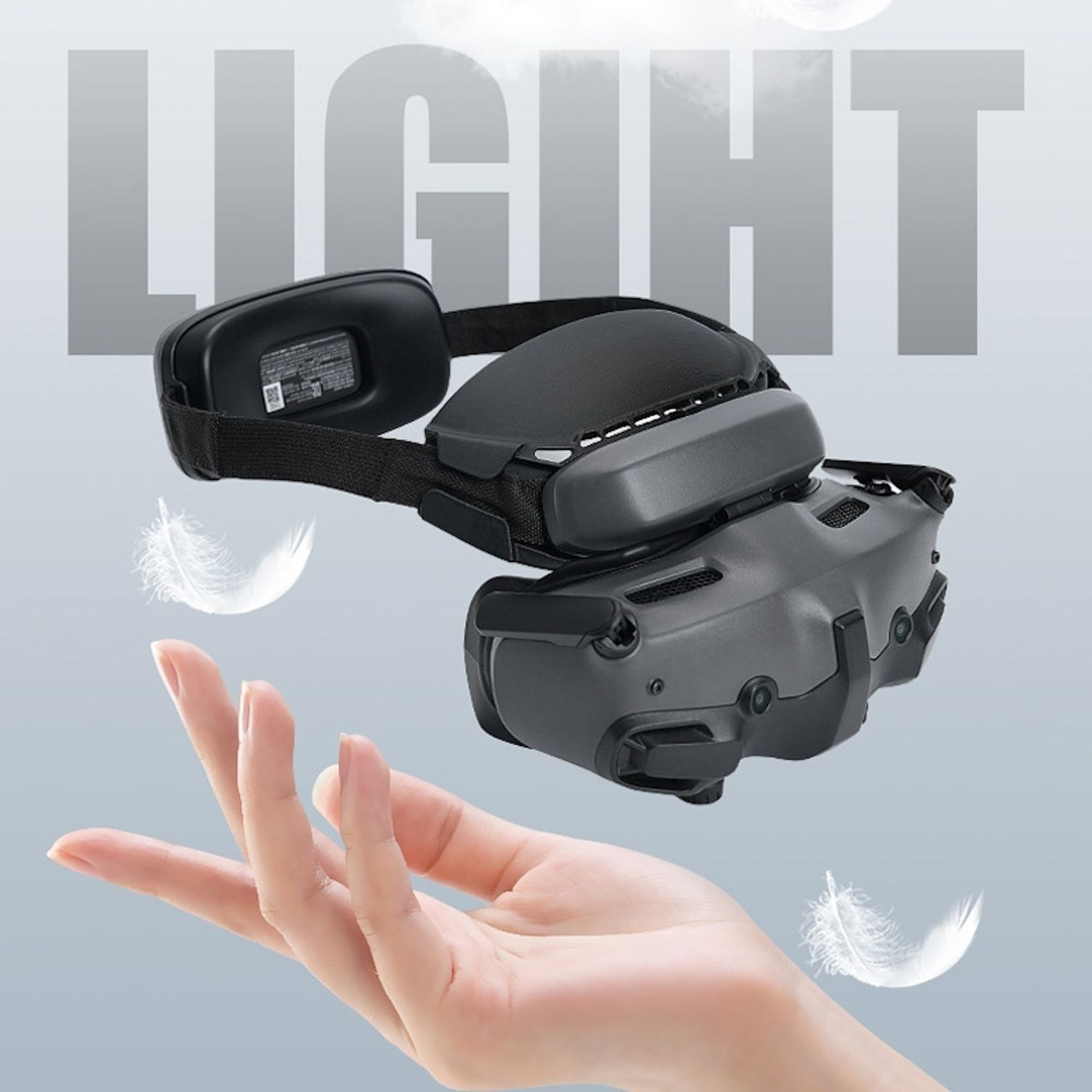 VR-Headset mit weißen Federn, die darum schweben, und eine Hand, die von unten herausragt.