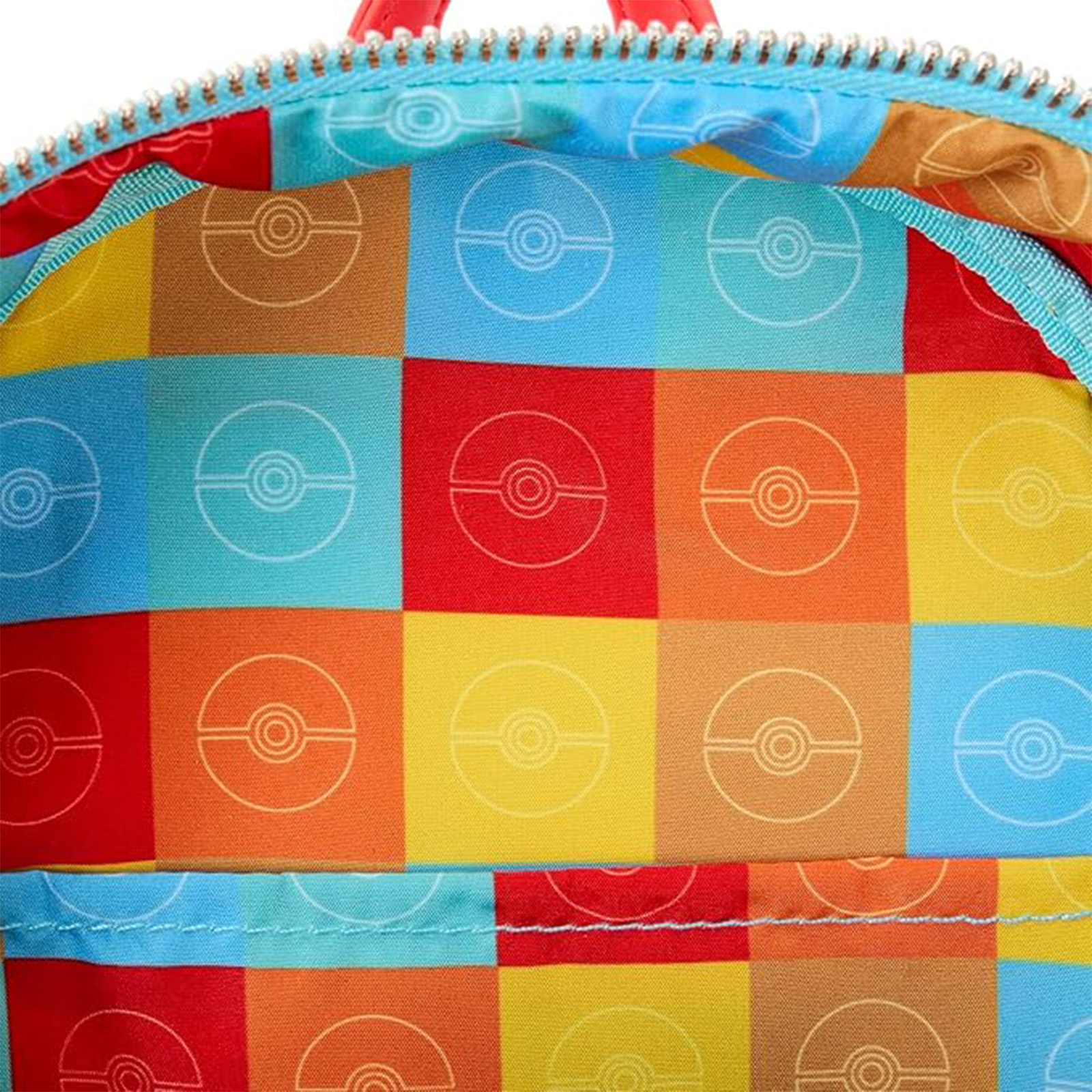 Inneres eines farbenfrohen Rucksacks mit einem Muster aus Quadraten und Pokemon-Logos.