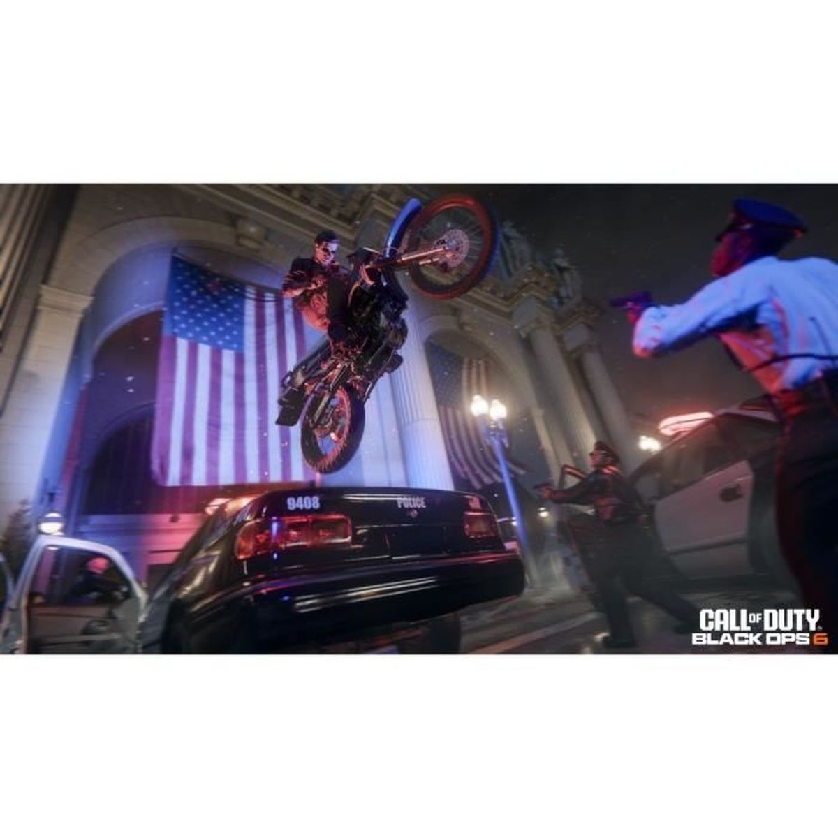 Scena z gry wideo: mężczyzna na motocyklu przeskakuje nad radiowozem. Amerykańska flaga w tle.