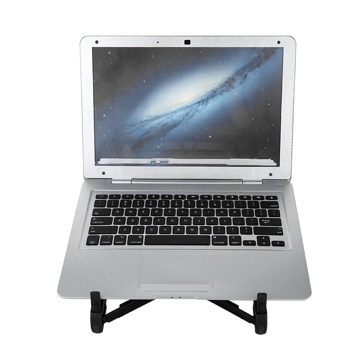 Ein silberner Laptop auf einem schwarzen Ständer, geöffnet. Der Bildschirm zeigt ein Galaxienbild. Weißer Hintergrund.