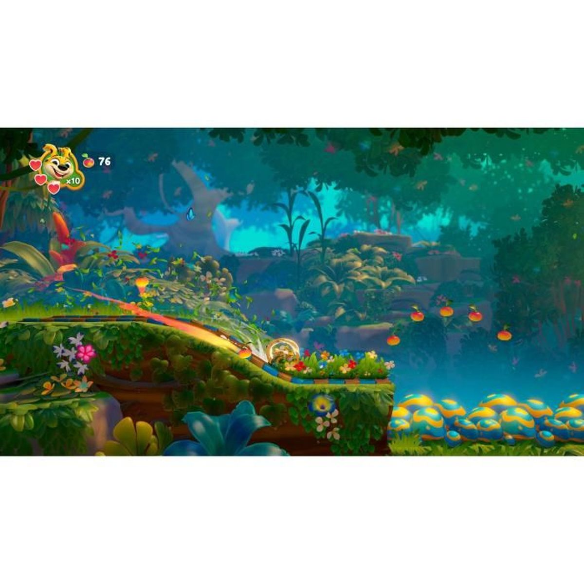 Una vibrante scena di foresta a cartoni animati con un sentiero, vegetazione lussureggiante e mele fluttuanti.