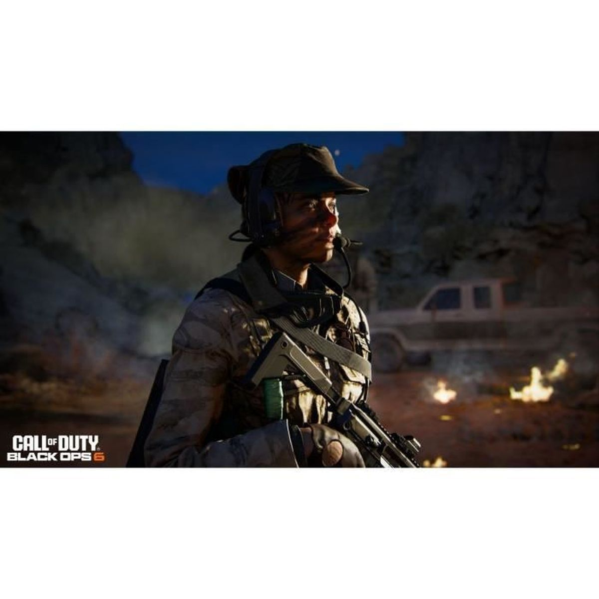 Żołnierz w kamuflażu trzymający broń, z logo Call of Duty.