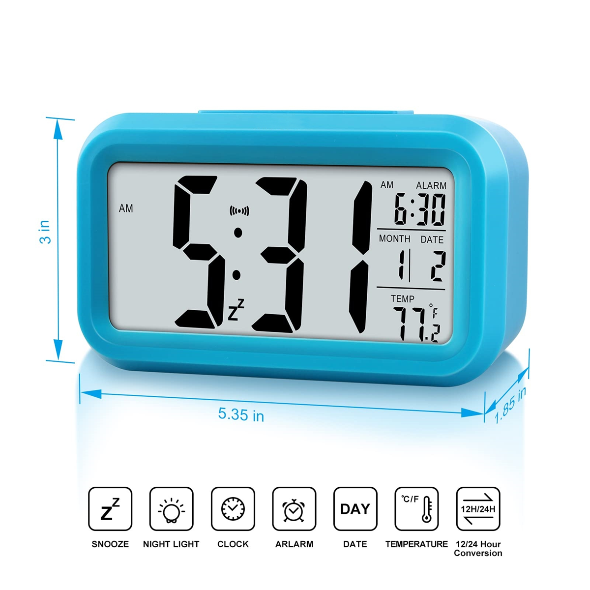 Ein blauer digitaler Wecker mit großem Display, das Zeit und Datum anzeigt. Er hat Knöpfe und Abmessungen.