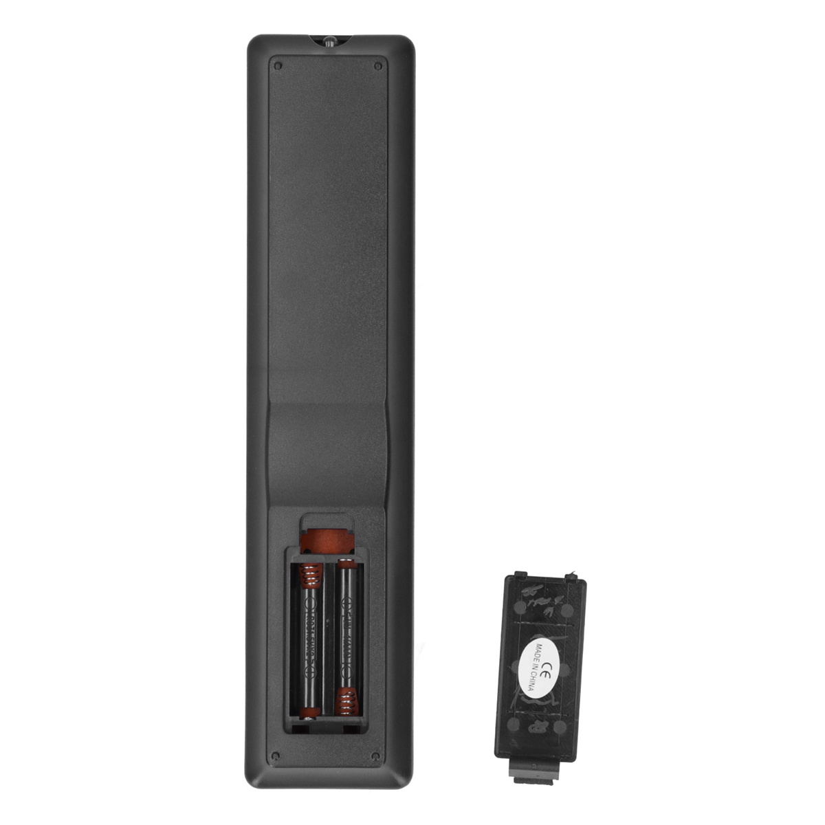 Eine schwarze Fernbedienung mit Batterien. Das Batteriefach ist geöffnet.