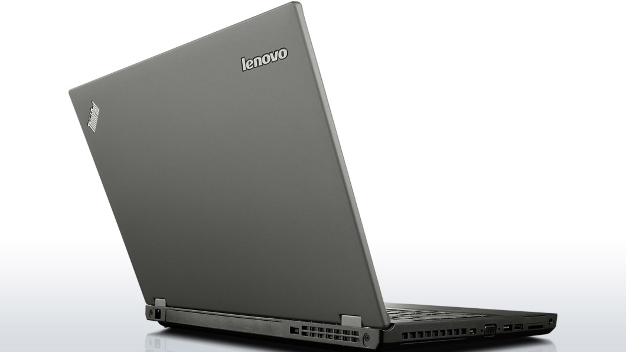 Dunkelgrauer Laptop, geöffnet, Lenovo-Logo. Weißer Hintergrund.