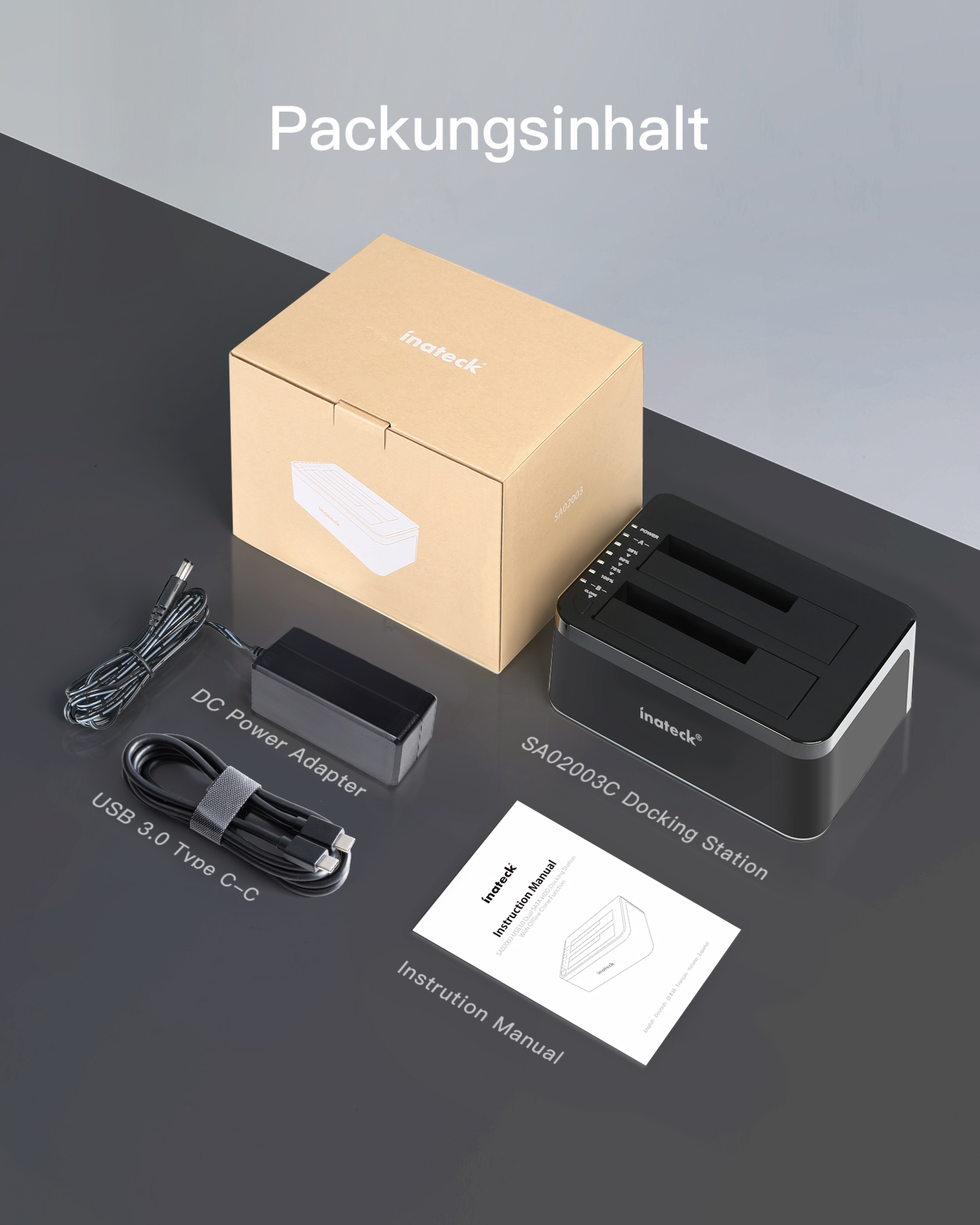 Eine Dockingstation mit Zubehör, einschließlich Netzteil und USB-Kabel.