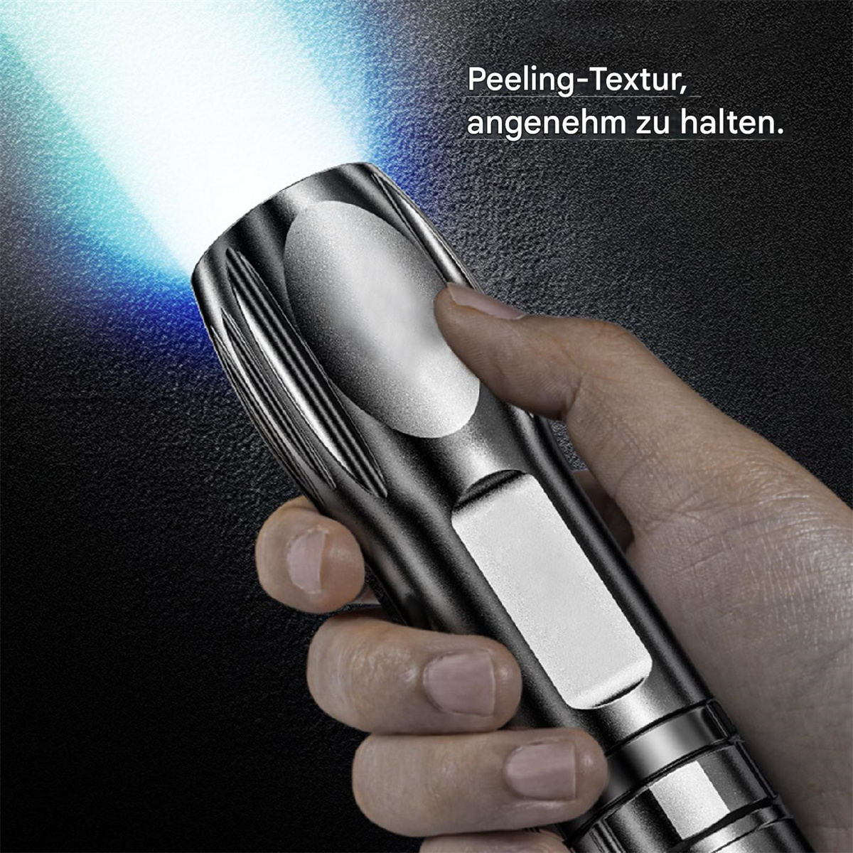 Eine Hand, die eine silberne Taschenlampe hält, aus der ein hellblaues Licht scheint.