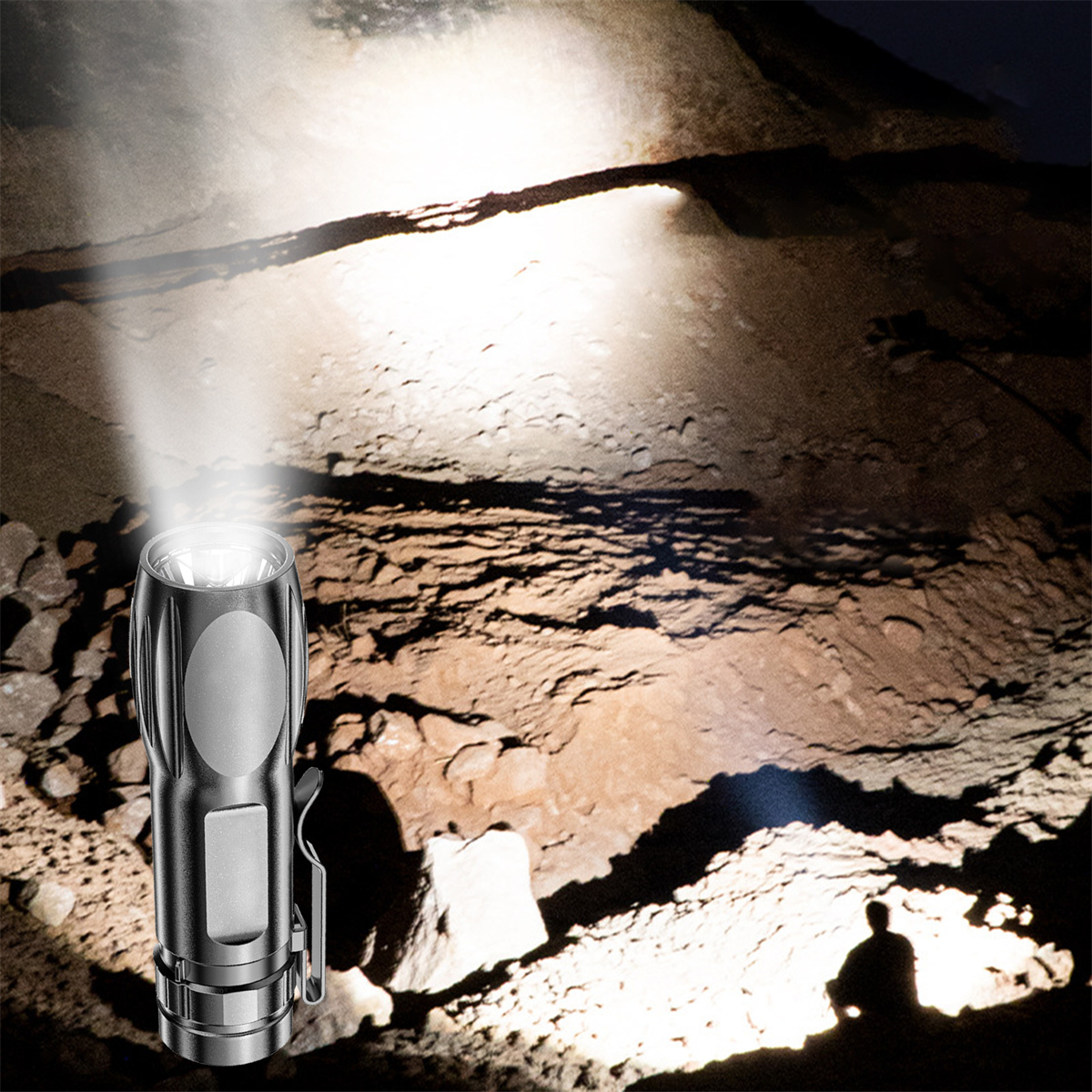 Silberne Taschenlampe, die Licht in eine Höhle scheint. Die Silhouette einer Person ist in der Ferne.