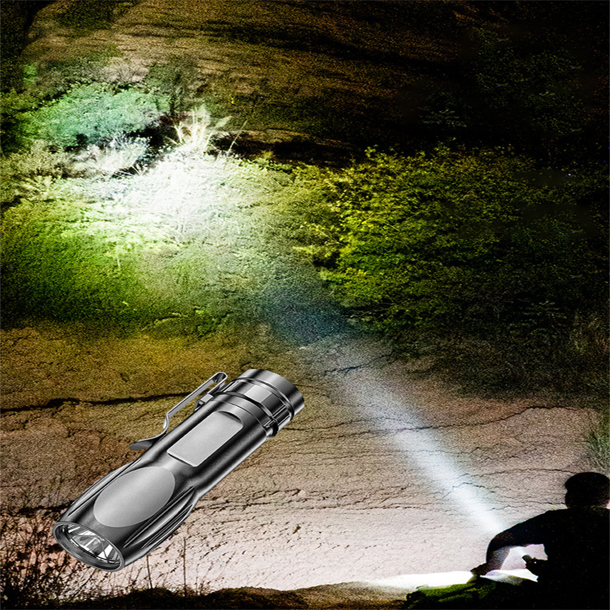 Eine Taschenlampe beleuchtet eine Felswand. Eine Person ist rechts.