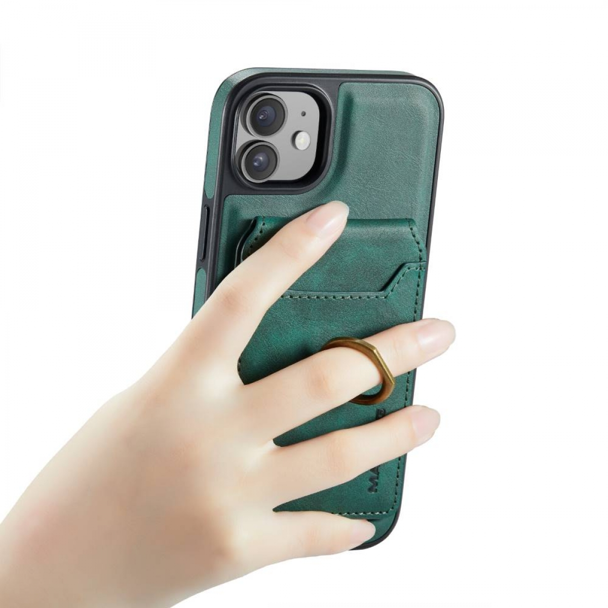 Eine Hand hält ein Telefon mit grüner Hülle. Ein Finger am Ring.