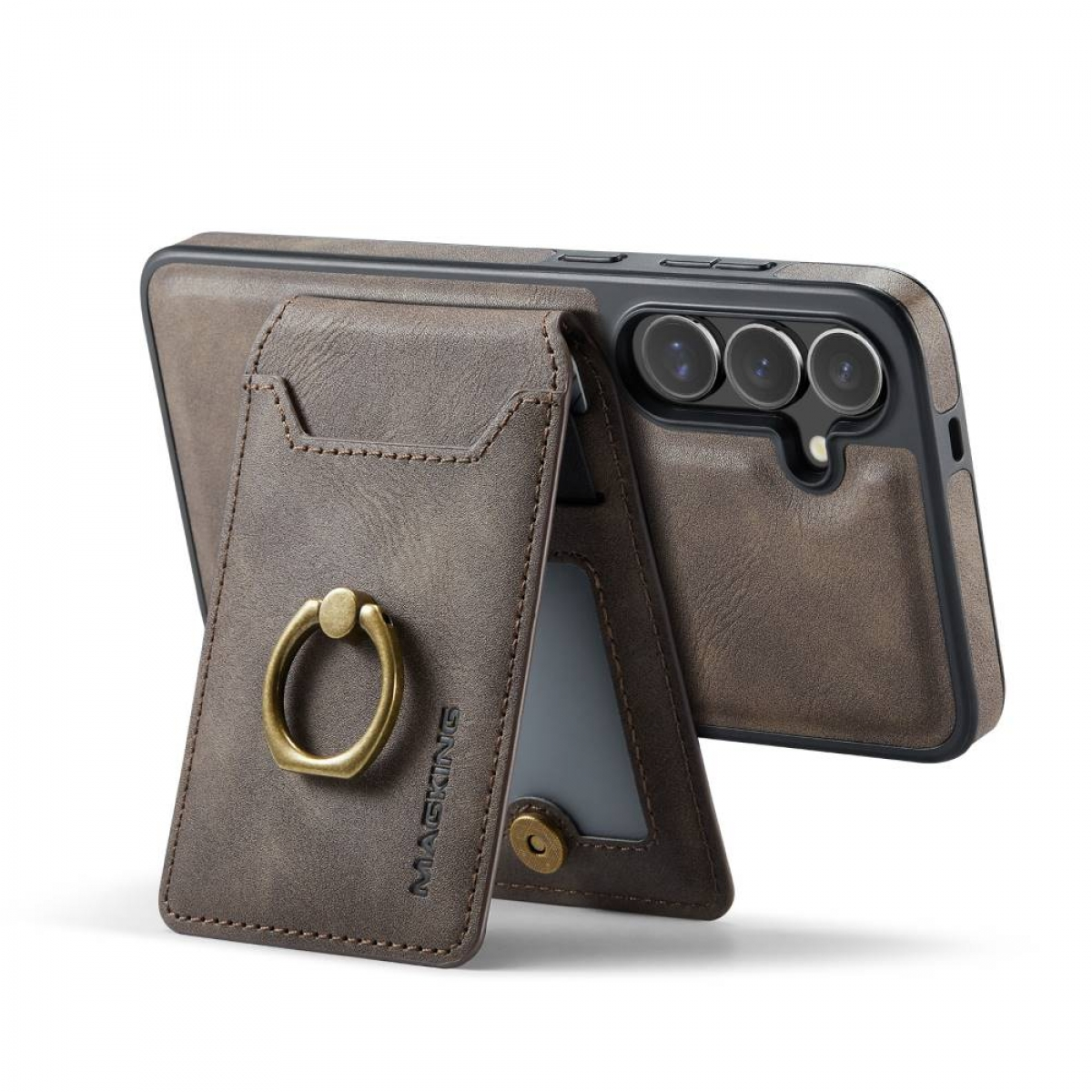Eine braune Leder-Handyhülle mit Ringhalter, die ein Telefon aufrecht hält, vor weißem Hintergrund.
