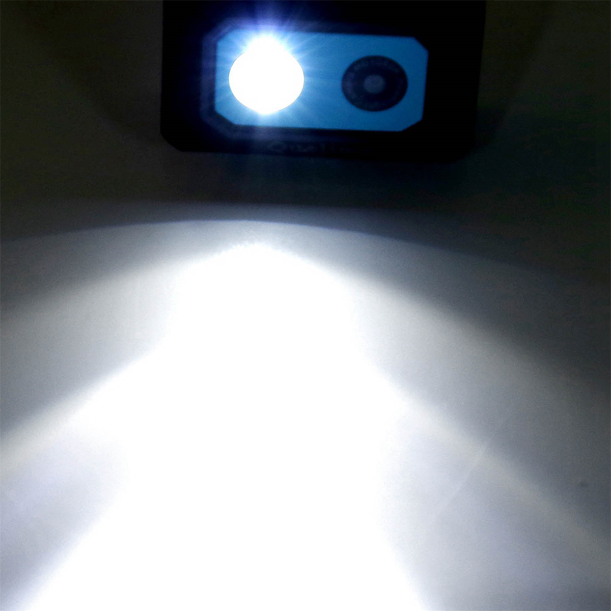 Ein helles Licht, das von einem Gerät scheint, umgeben von einer dunklen Oberfläche, Nahansicht.