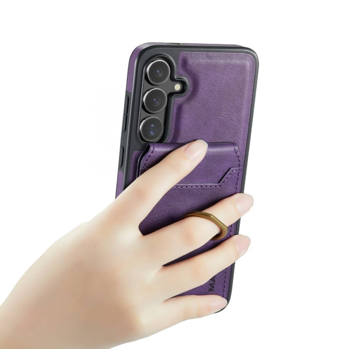 Hand, die eine lila Handyhülle mit Kartenhalter und Ring hält. Das Telefon ist sichtbar.