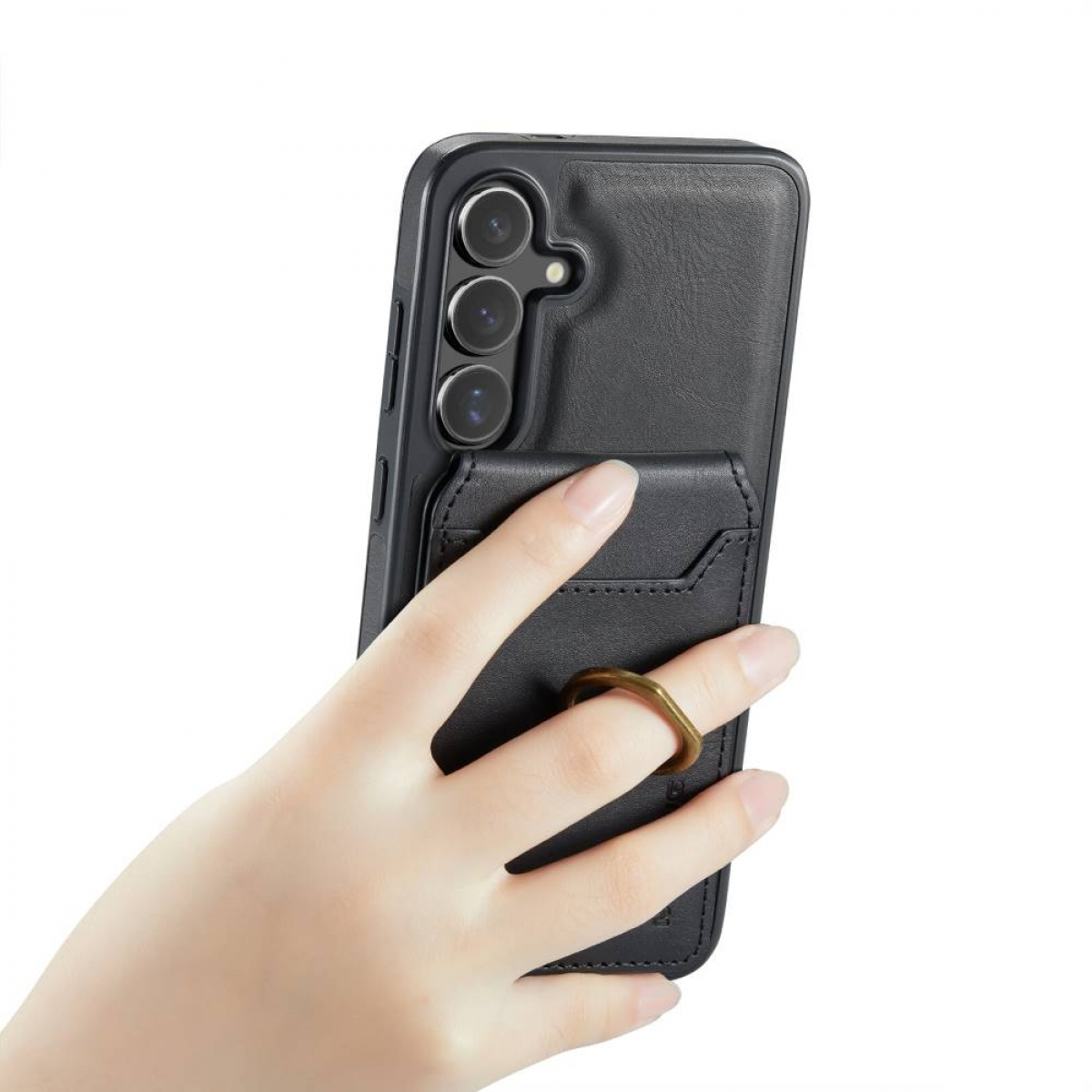 Schwarze Handyhülle mit Kartenhalter. Ringbefestigung. Hand hält das Telefon. Schwarzes Gehäuse auf weißem Hintergrund.