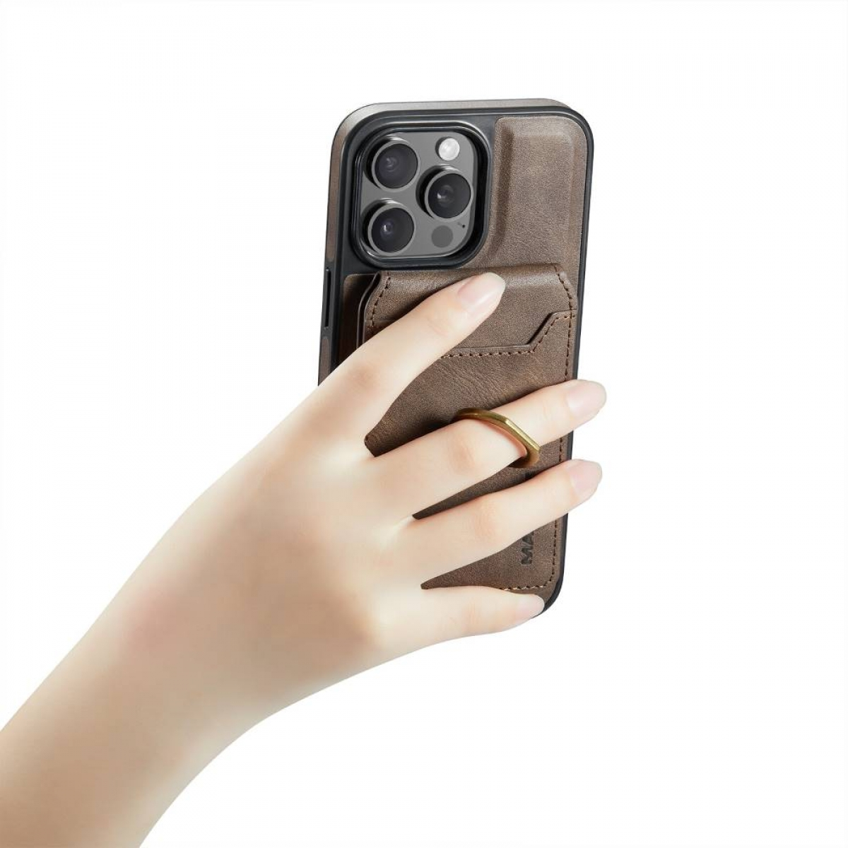Hand, die ein Telefon mit einer braunen Handyhülle mit Ring hält.