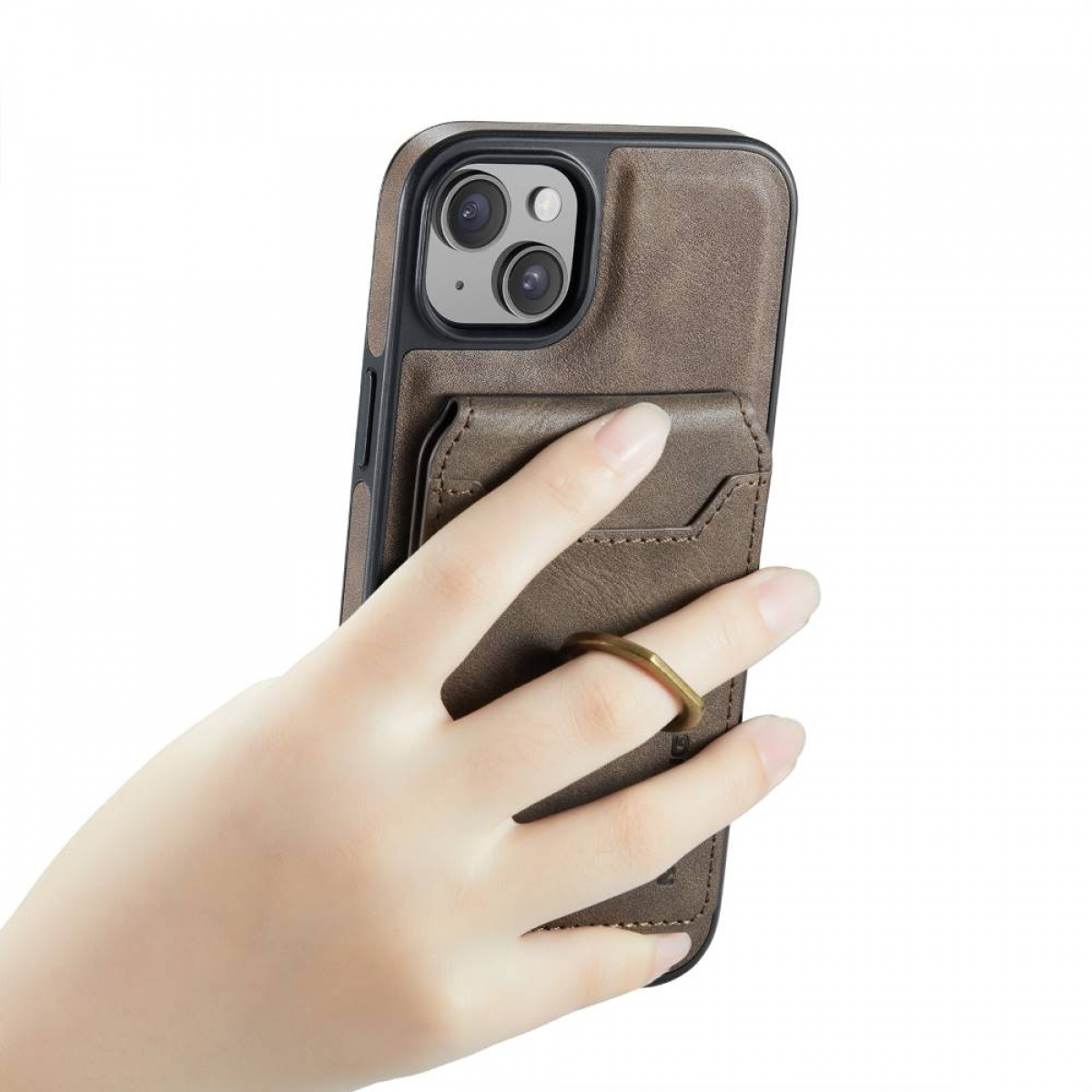 Hand hält ein Telefon in einer braunen Ledertasche mit Ring. Das Telefon zeigt zur Kamera.