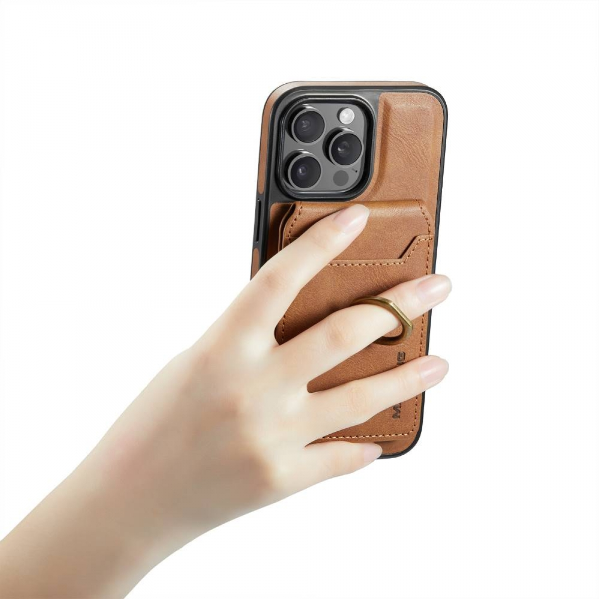 Hand, die eine braune Handyhülle mit Kartenfach und Ring hält, vor weißem Hintergrund.