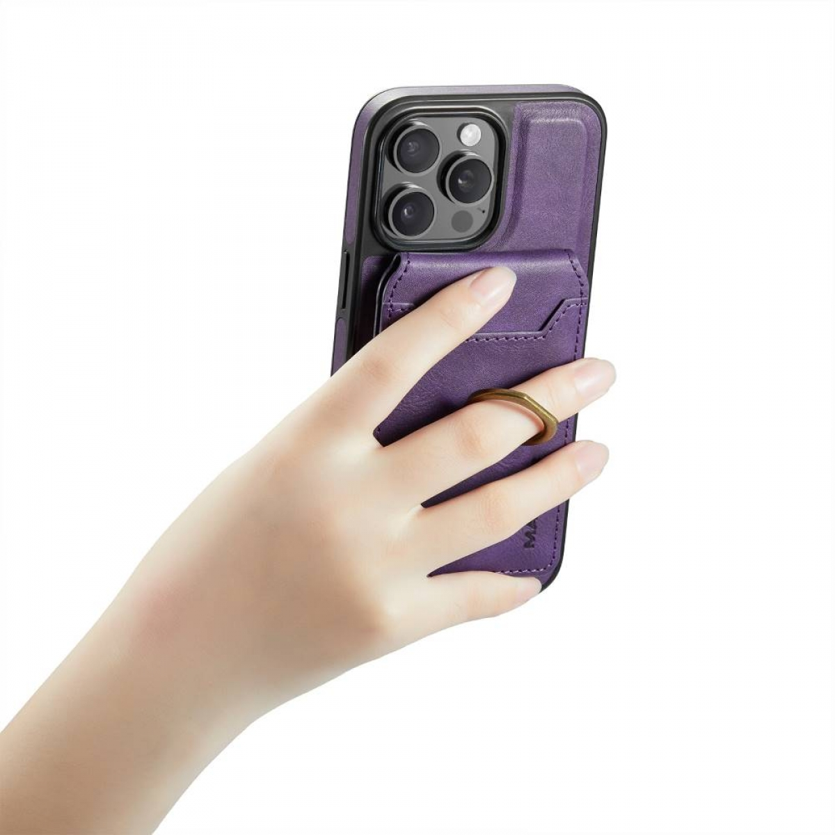 Eine lila Handyhülle mit Ringhalter und Kartenfach, gehalten von einer Hand.
