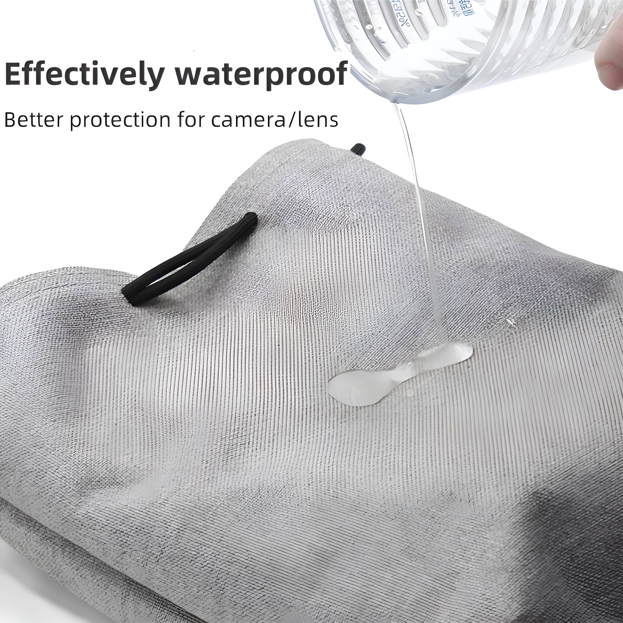 Wasser wird auf einen grauen Stoff gegossen, mit dem Text „Effectively waterproof“ über dem Bild.
