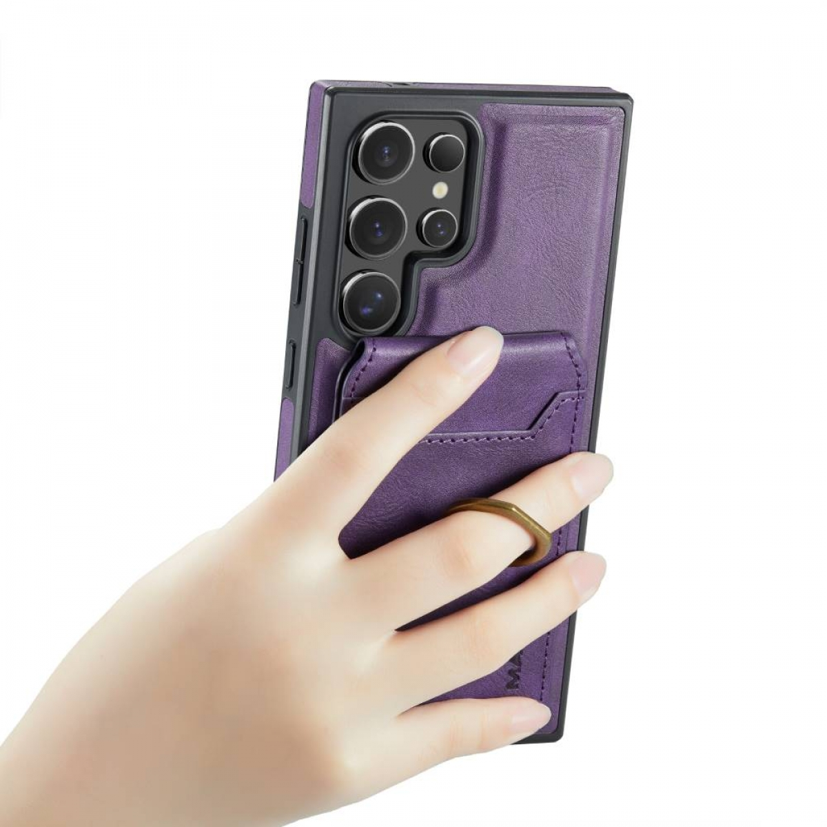 Eine lila Handyhülle mit Kartenhalter und Ringständer, die von einer Hand gehalten wird.