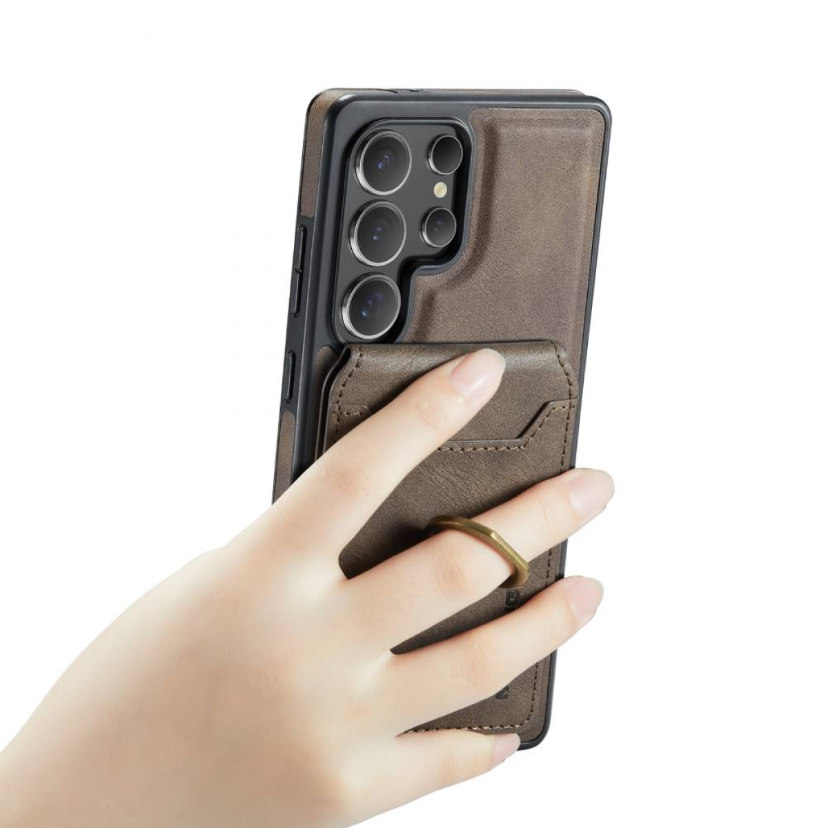 Hand, die ein Telefon mit brauner Lederhülle und Kartenhalter hält.