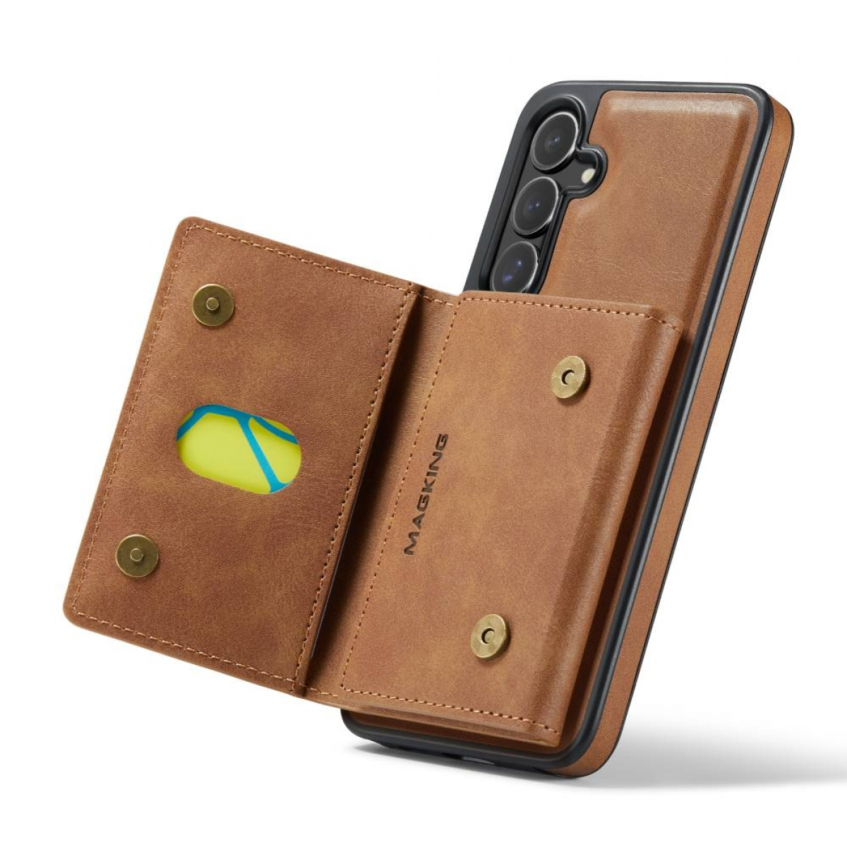 Braune Handyhülle mit geöffnetem Kartenhalter, der eine Karte zeigt. Das Telefon ist befestigt, mit goldenen Knöpfen.