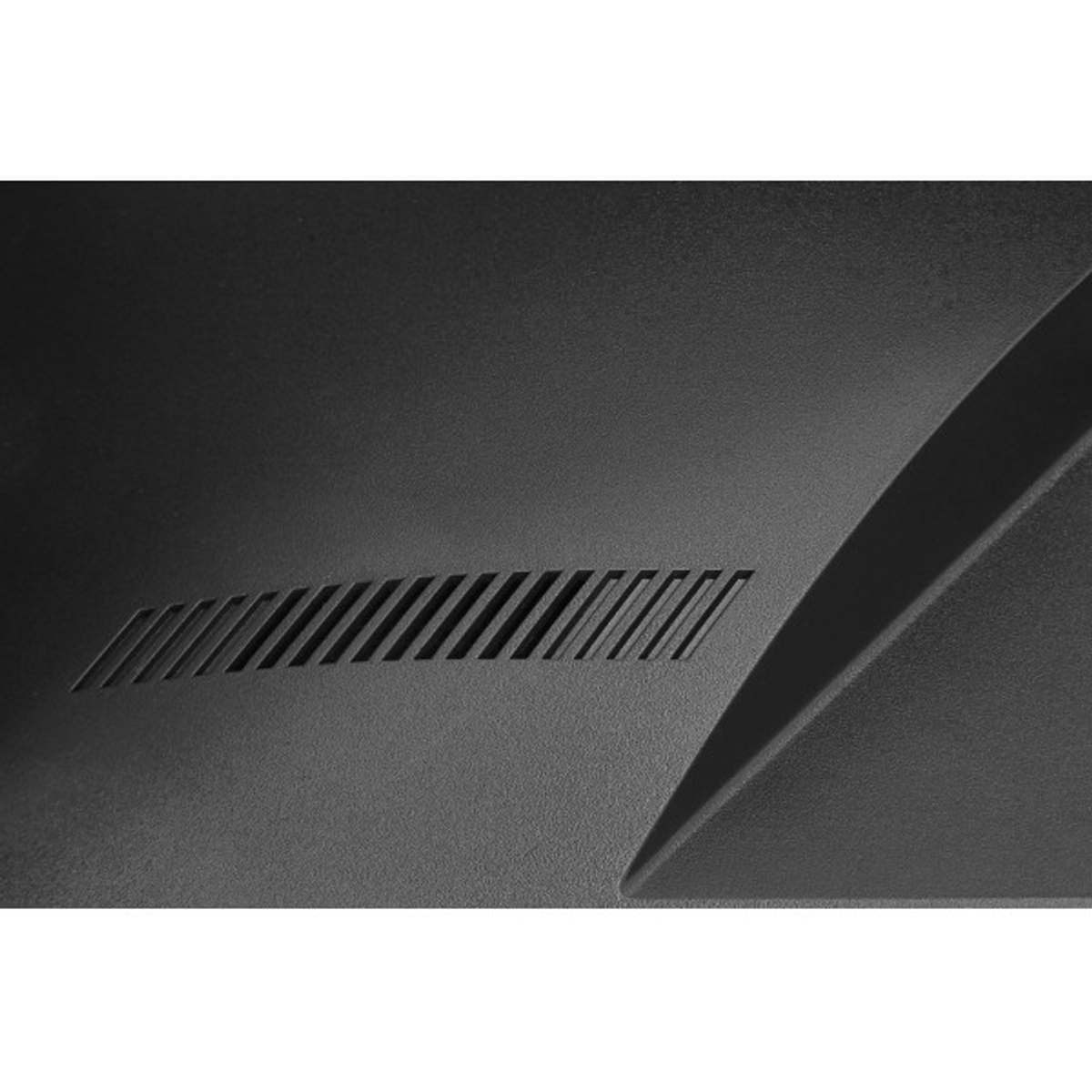 Primo piano del retro di un monitor nero. Ha una serie di fessure.