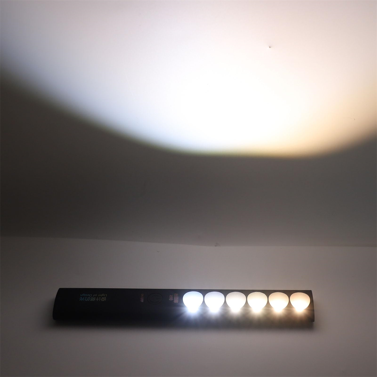 Lichtpaneel mit Lichtbeispielen, mit hellem Fleck oben links.