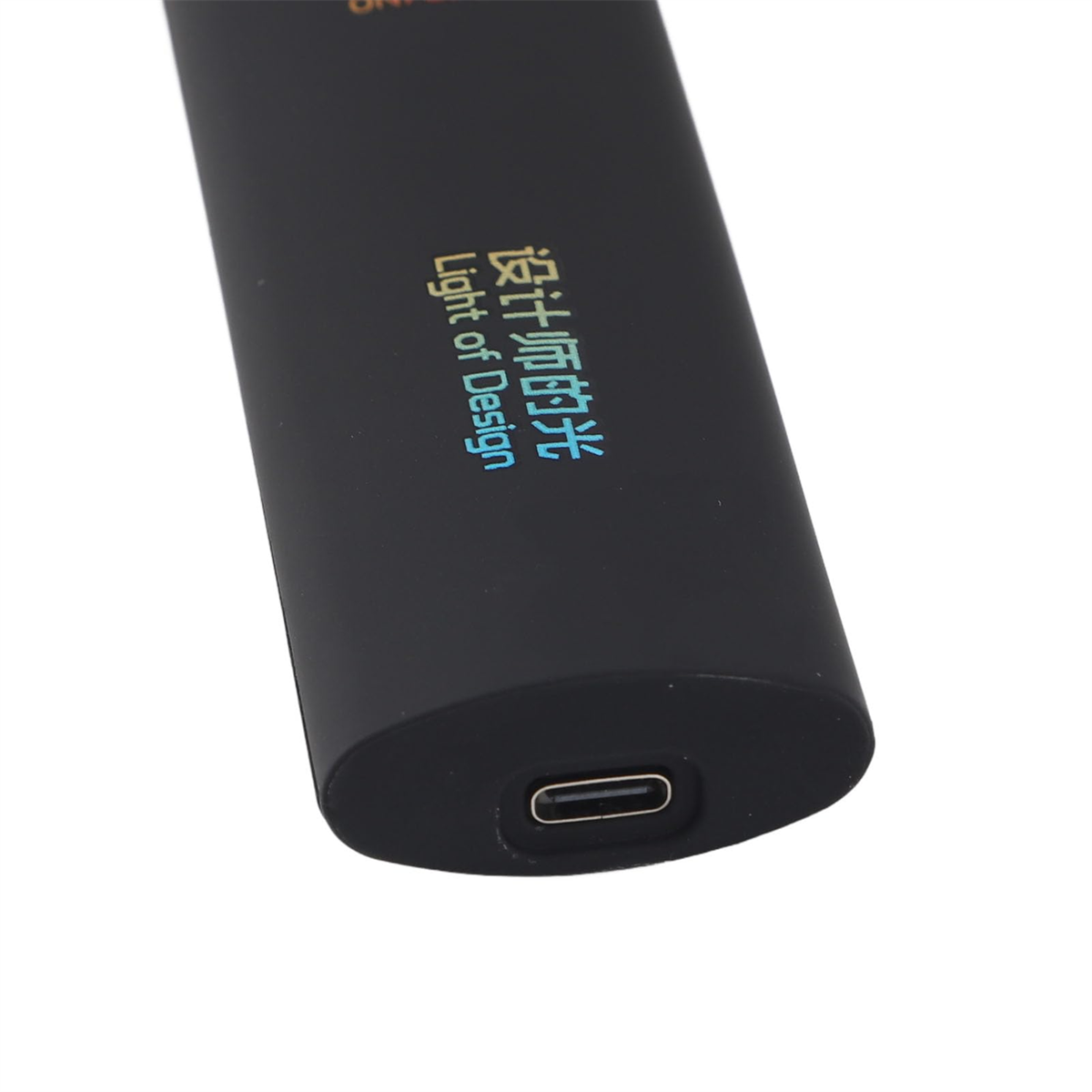 Ein schwarzes Gerät mit USB-C-Anschluss und chinesischem Text 'Light of Design'.