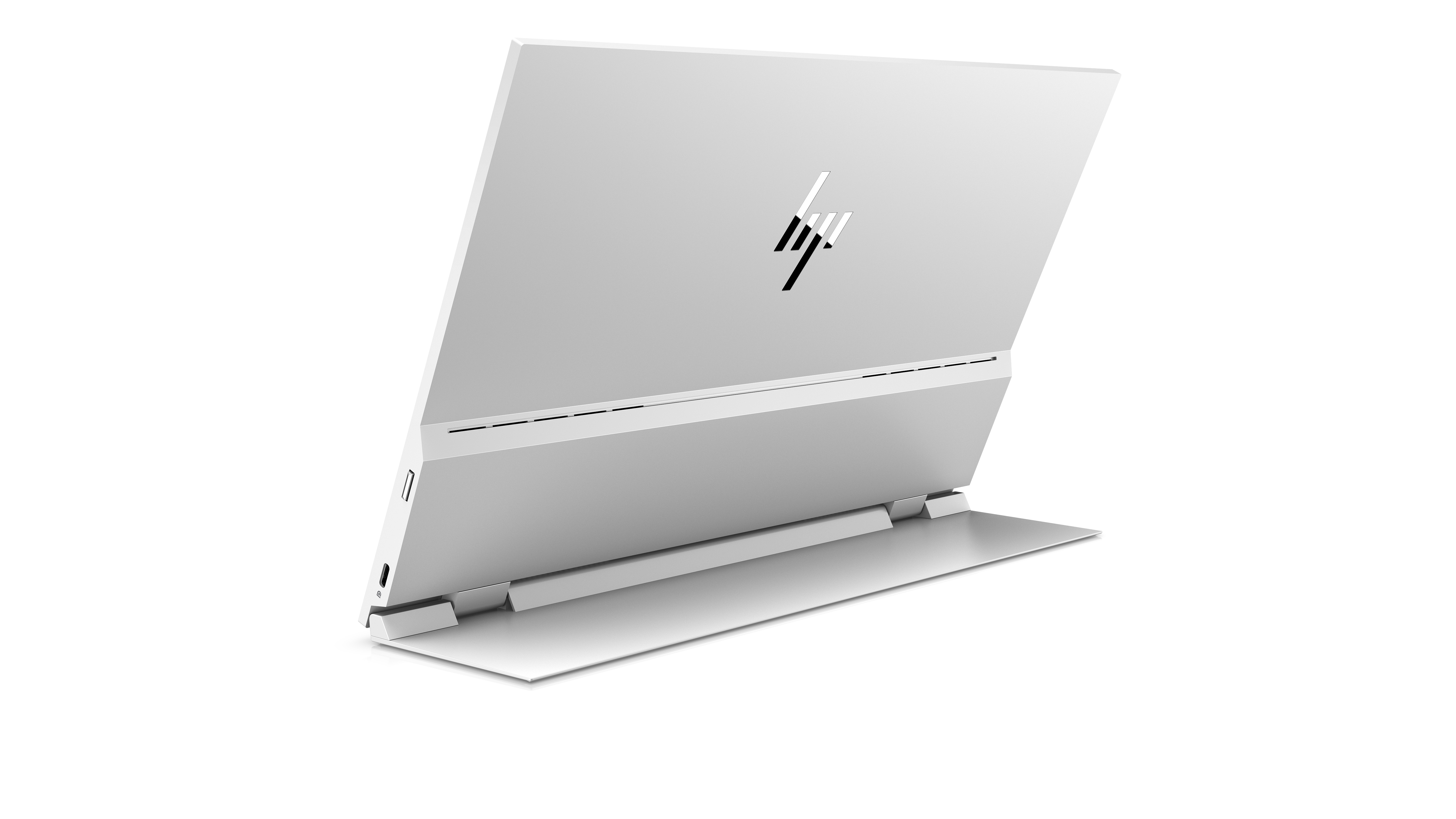 Laptop argentato, angolato verso destra. Il logo HP è visibile. Sfondo bianco.