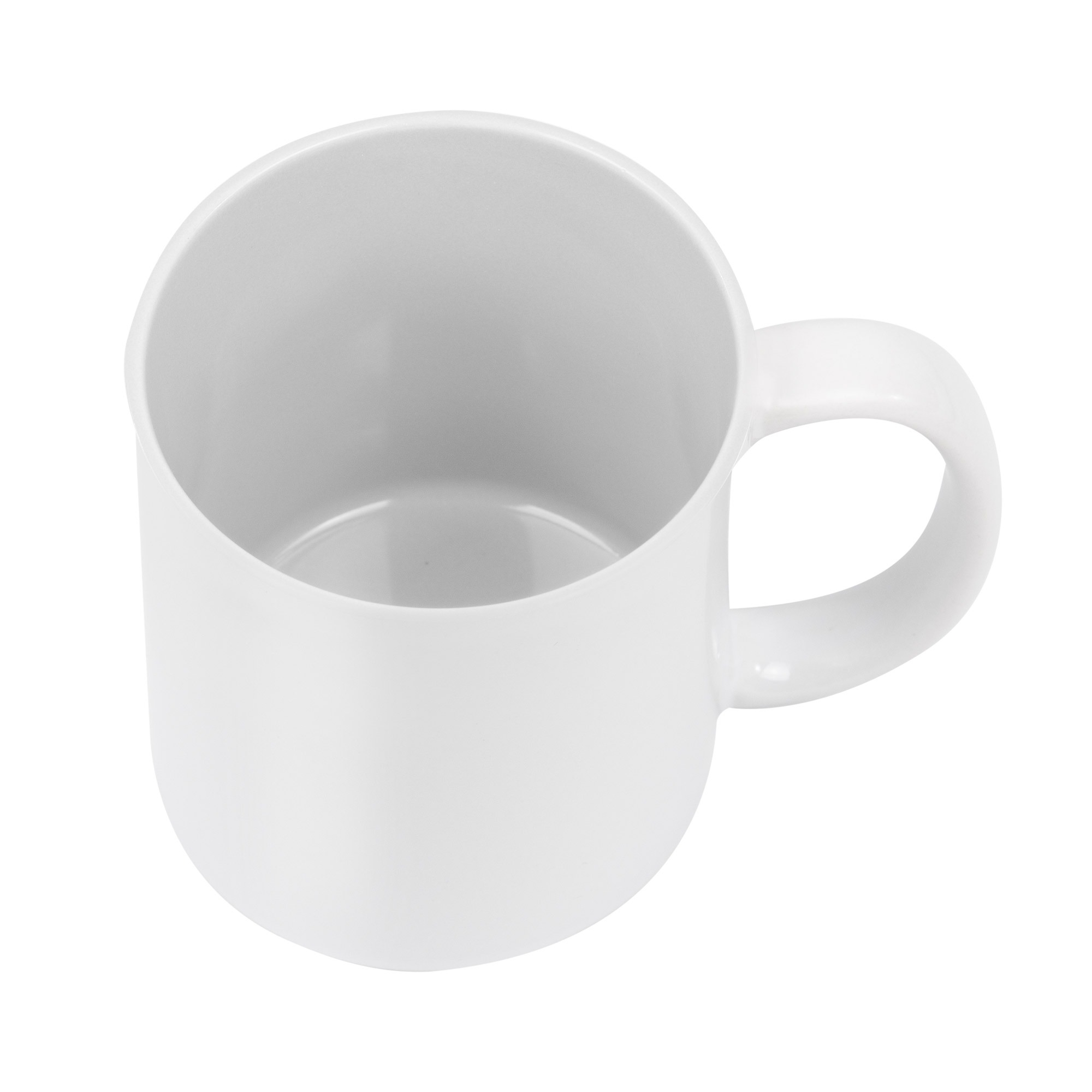 Eine weiße Tasse mit offenem Deckel, gebogener Kante und Griff auf der rechten Seite, vor weißem Hintergrund.