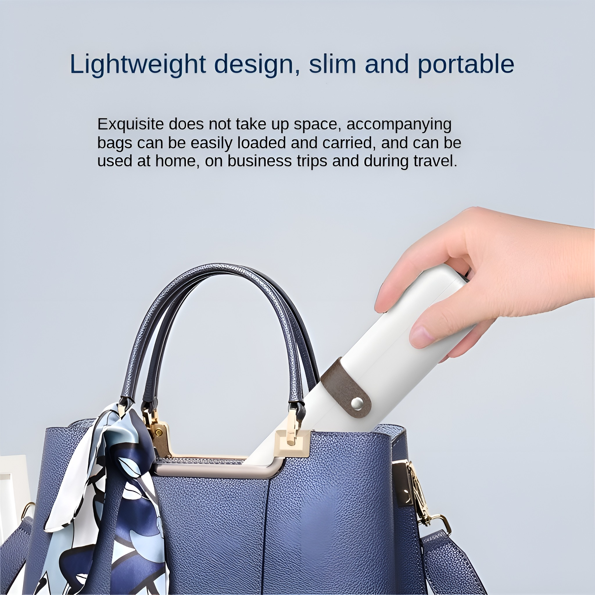 Die Hand einer Person legt ein weißes Objekt in eine blaue Handtasche. Text: leicht, schlank und tragbar.