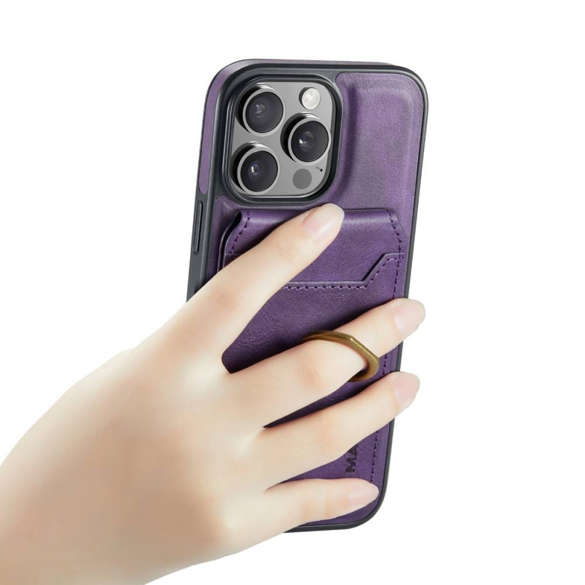 Hand hält eine lila Handyhülle mit Ring, drei Kameras sichtbar.