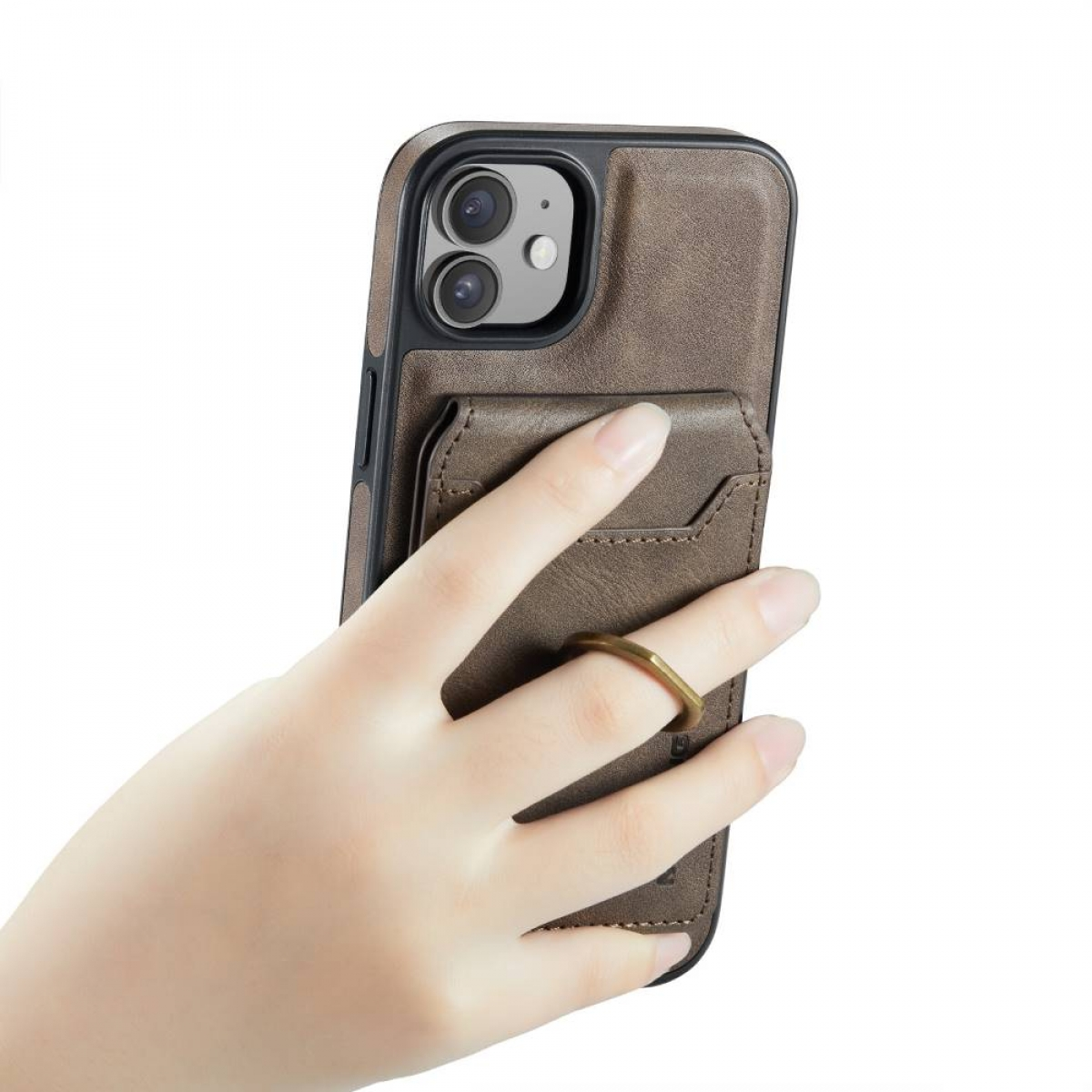 Hand, die ein Telefon mit brauner Hülle hält. Die Hülle hat Ring und Kartenhalter.