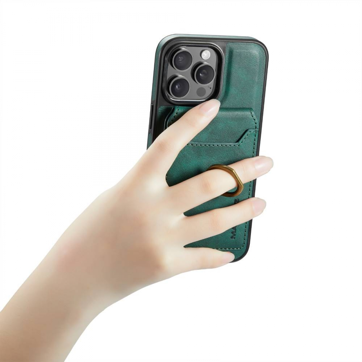 Die Hand einer Person, die eine grüne Handyhülle mit Ring und Telefon hält, vor weißem Hintergrund.