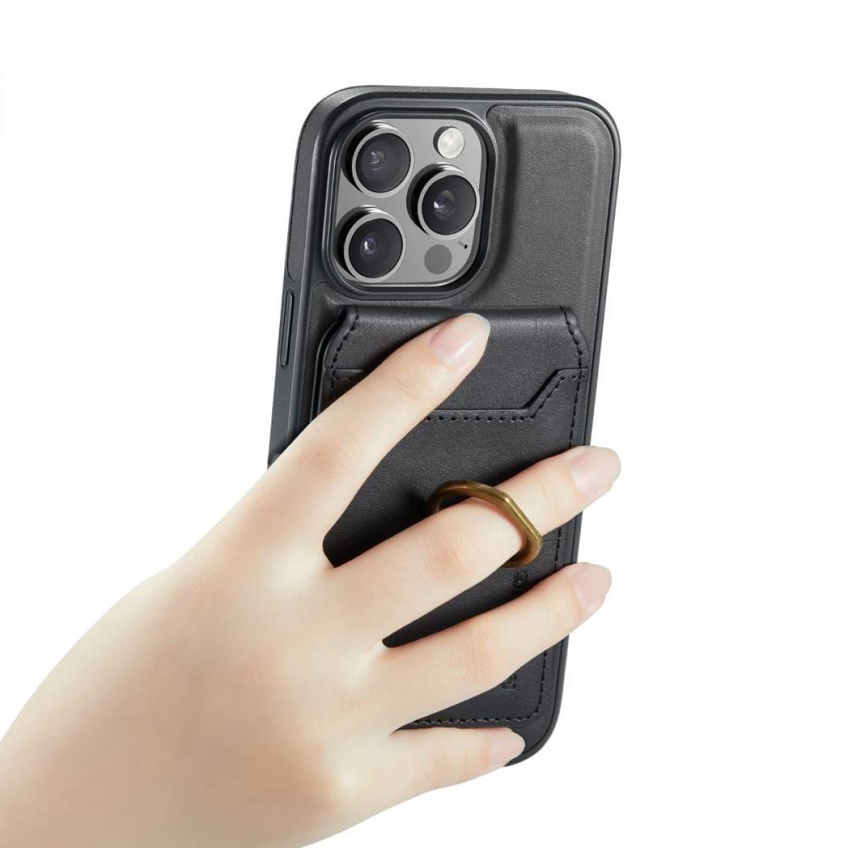 Hand hält ein schwarzes Telefon mit Hülle, Ring und Kartenhalter. Weißer Hintergrund.