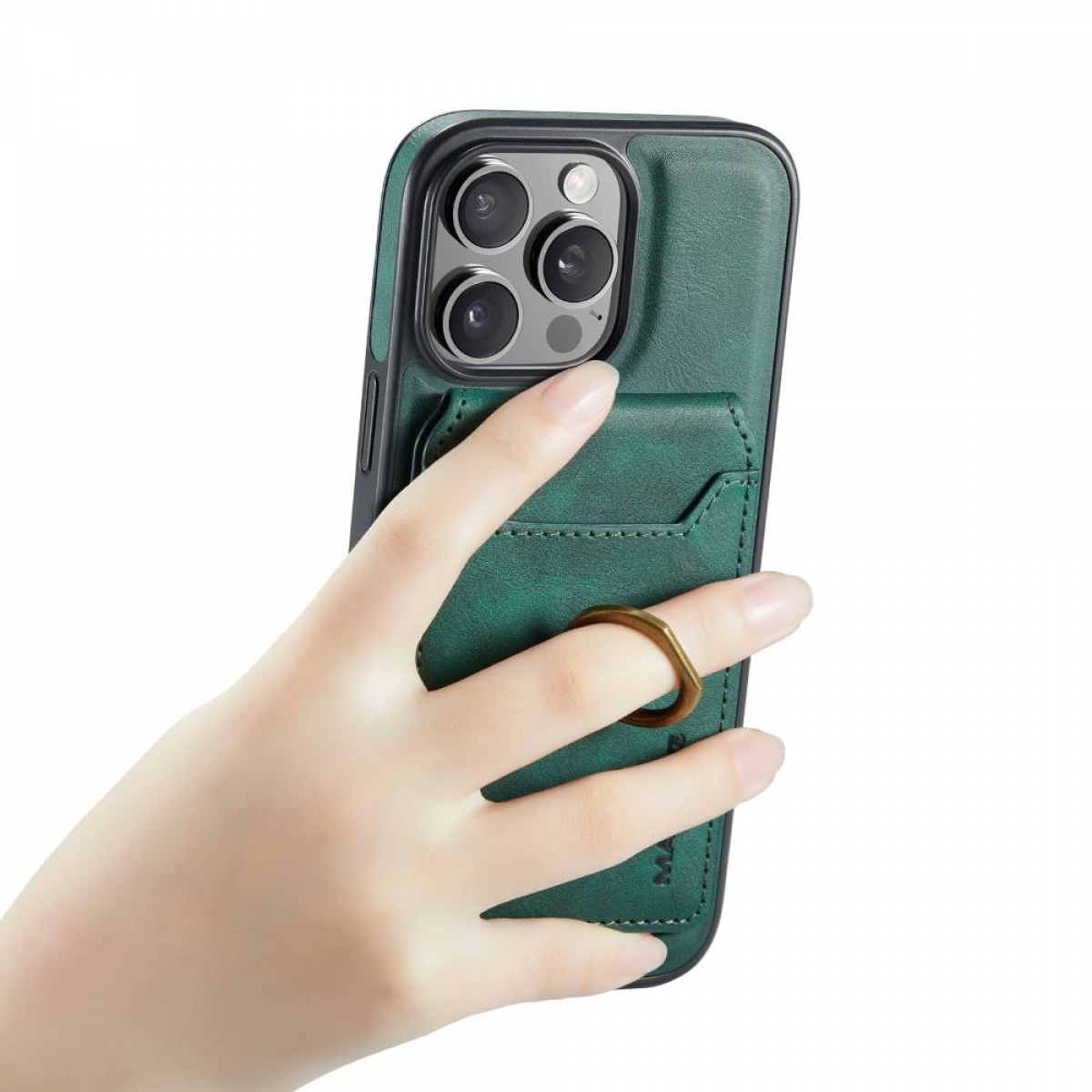 Die Hand einer Person, die ein Telefon mit grüner Hülle hält. Das Telefon hat einen Ringhalter.