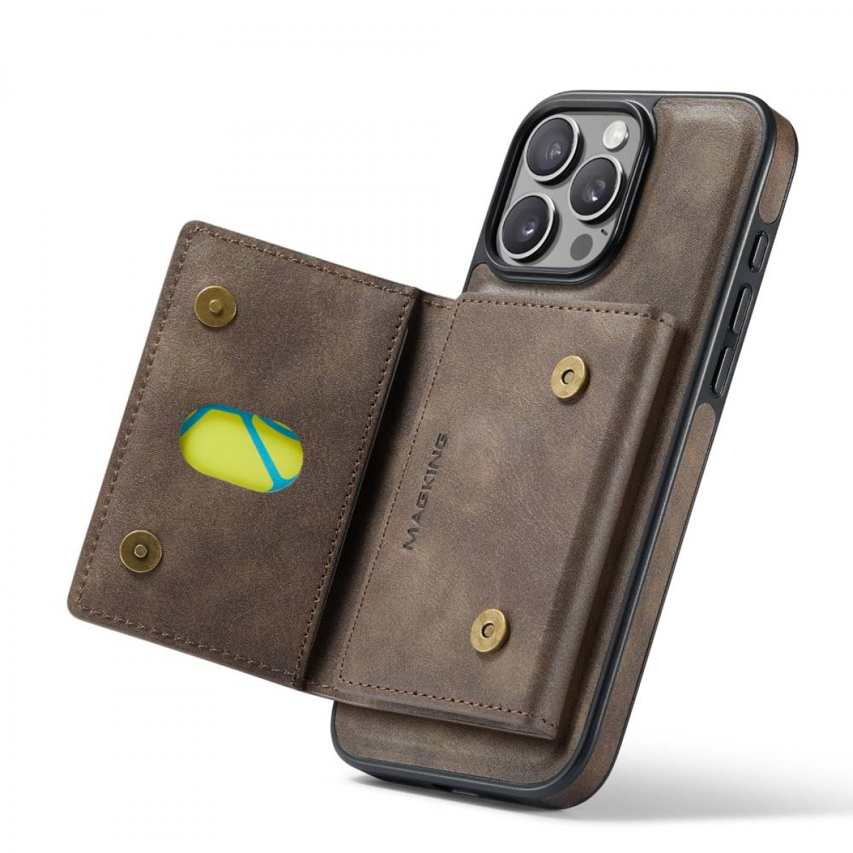 Braune Handyhülle mit offenem Kartenhalter, an einem Telefon befestigt. Weißer Hintergrund.