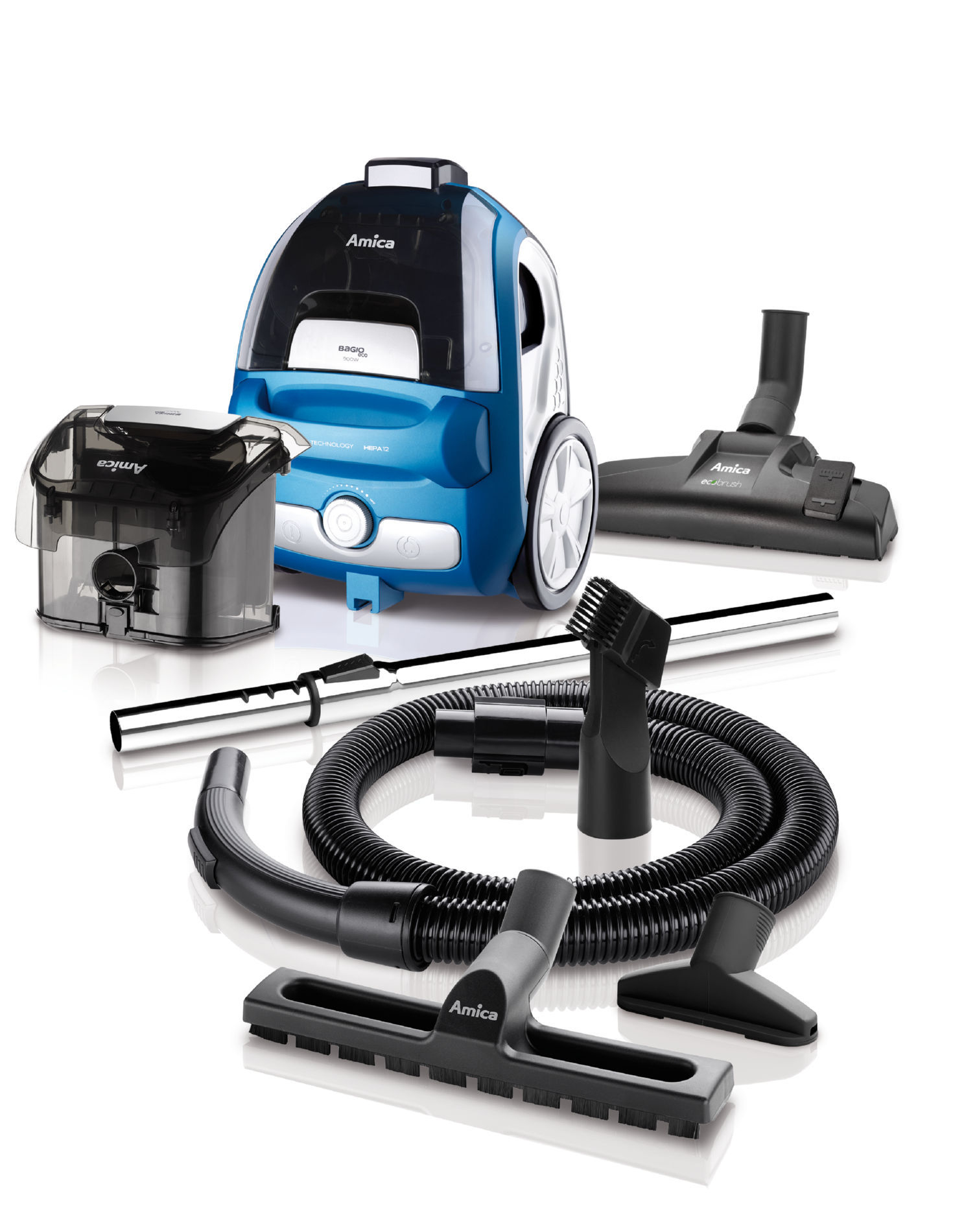 Akcesoria do odkurzacza na białym tle. Widoczne są różne szczotki i nasadki.