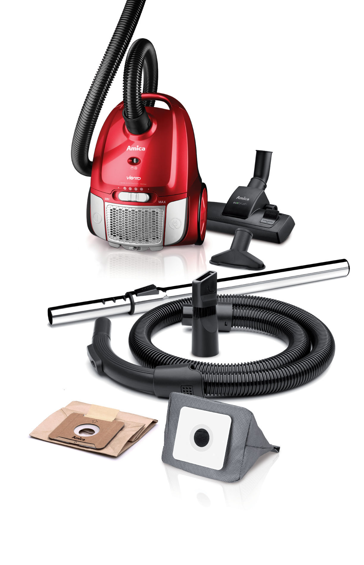 Czerwony odkurzacz Amica z akcesoriami, w tym wężem, nasadkami i workami. Białe tło.