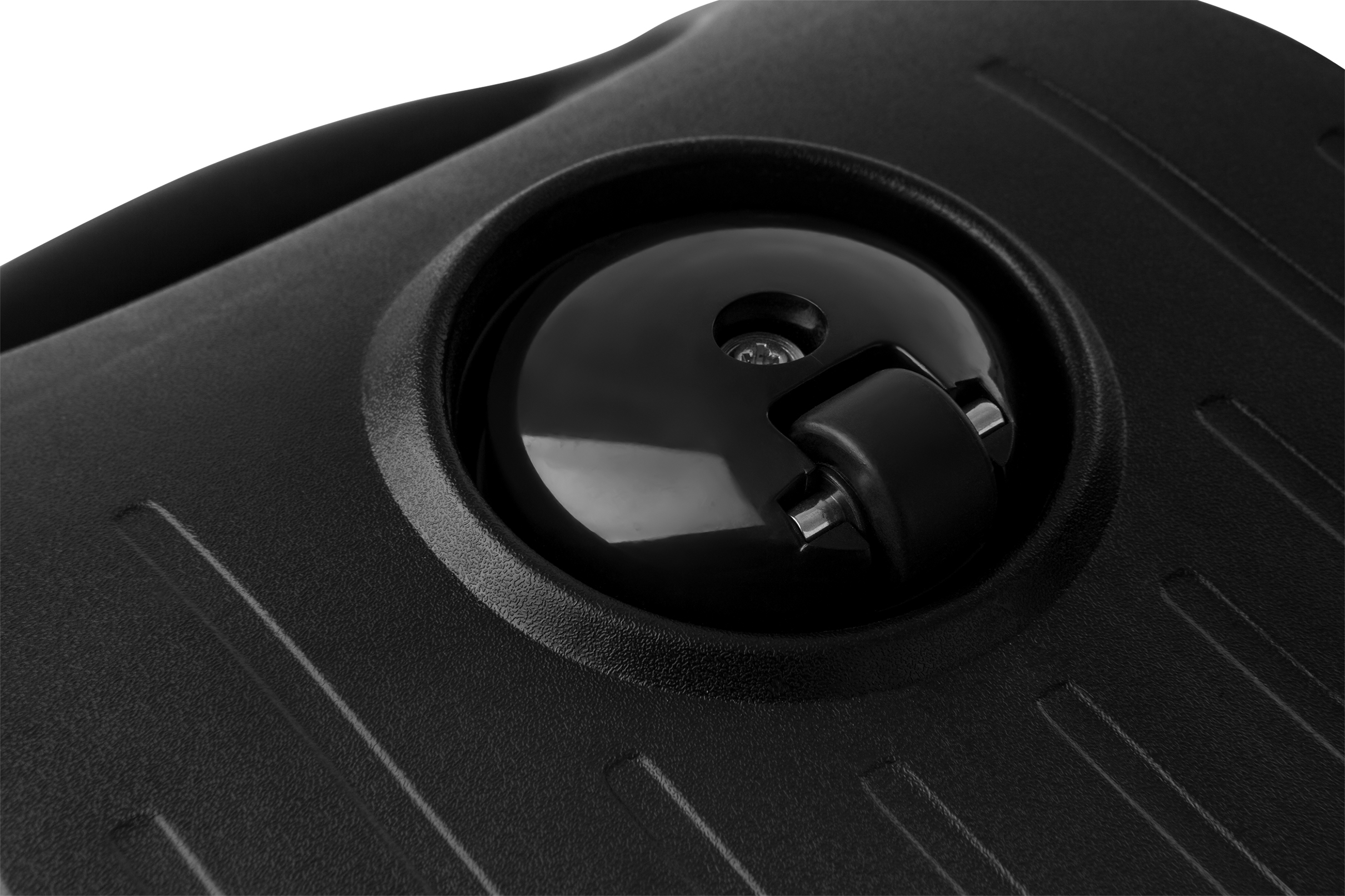 Zbliżenie czarnego koła odkurzacza w czarnej podstawie, z teksturowanymi detalami.