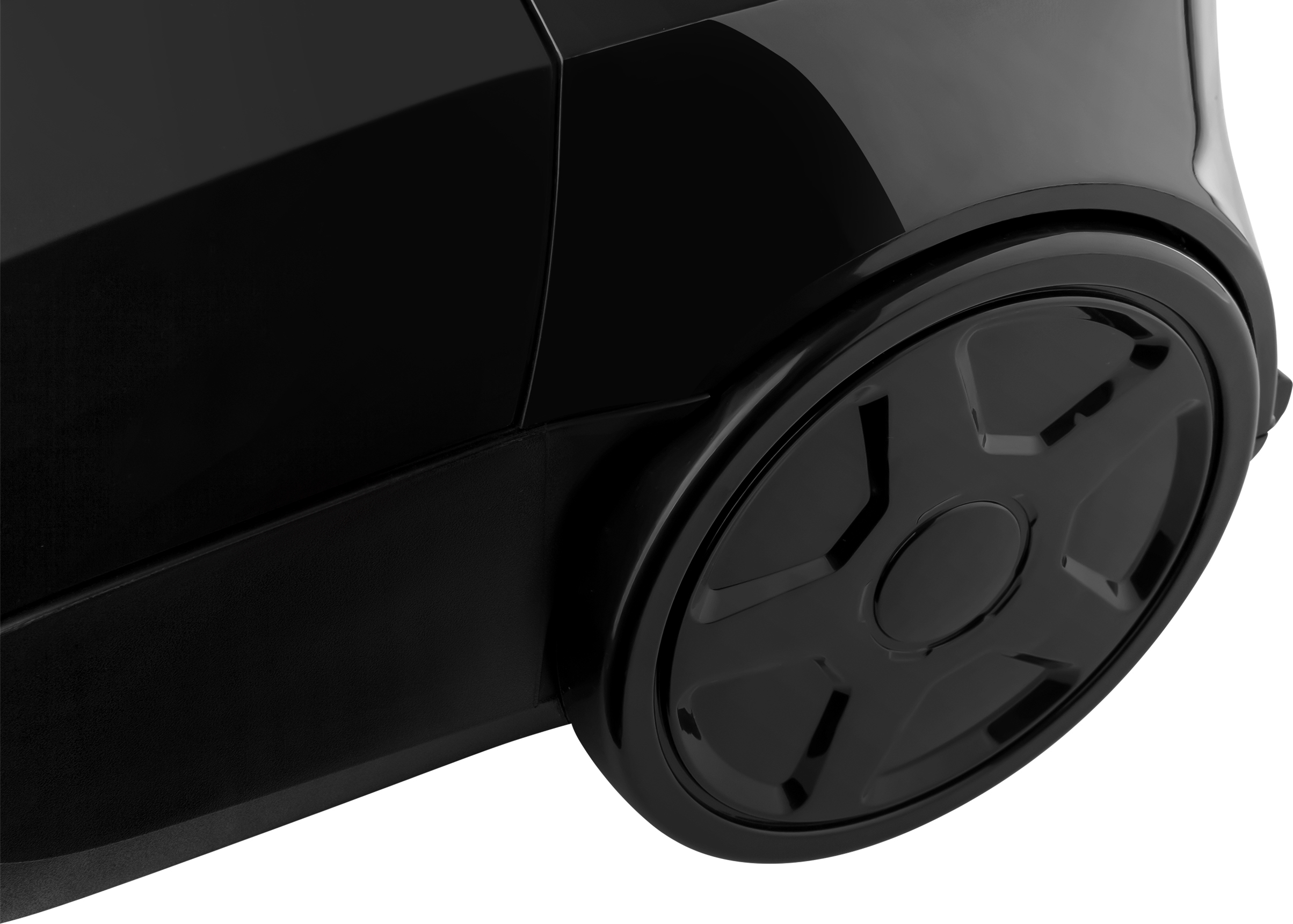 Zbliżenie czarnego koła odkurzacza na białym tle.