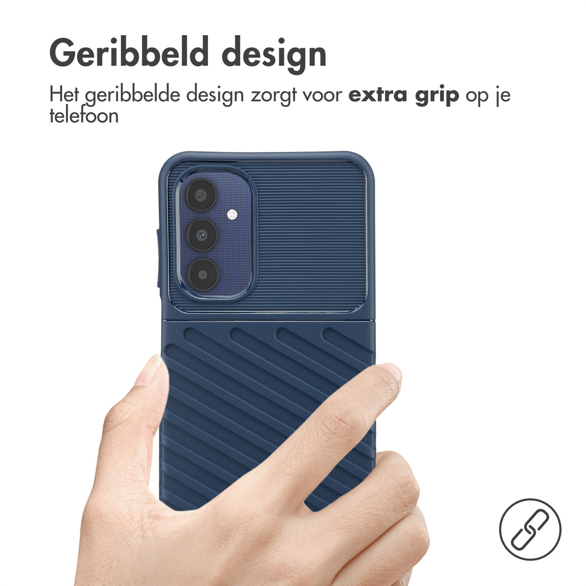 Main tenant une coque de téléphone bleu marine avec un design texturé.