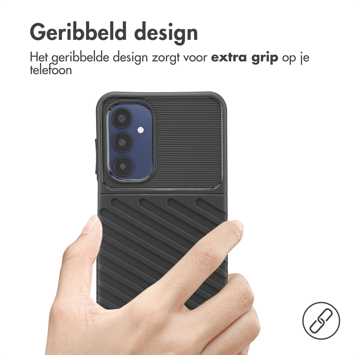 Zwarte telefoonhoes in de hand. De hoes heeft een getextureerde achterkant en beschermt de telefoon.