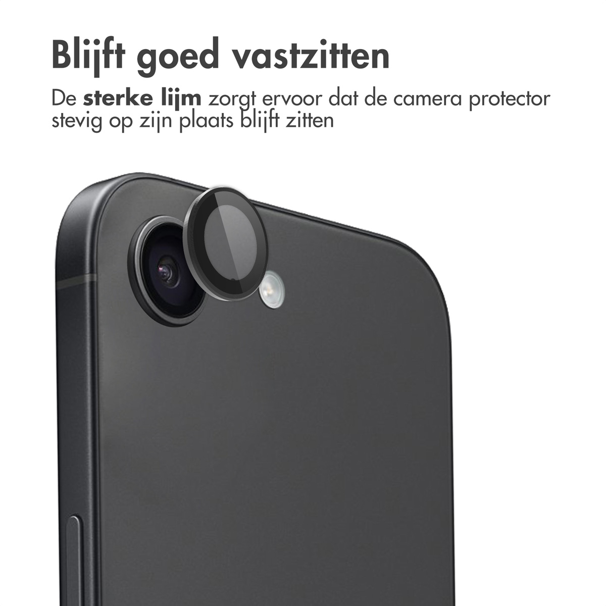 Un téléphone noir et un protecteur d'appareil photo. Texte : Reste en place. L'adhésif puissant assure le maintien du protecteur.