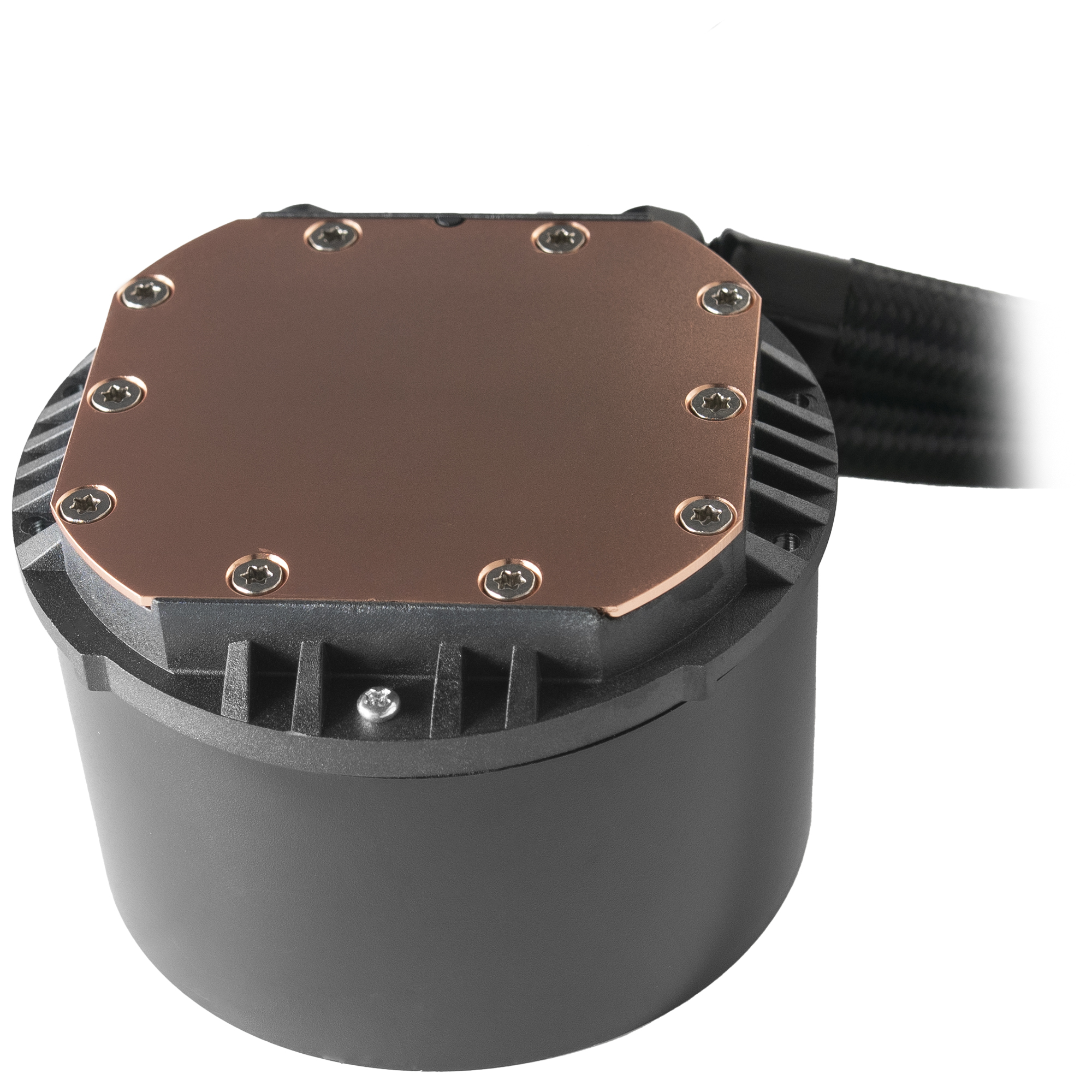 Primer plano de un enfriador de CPU color cobre con tornillos sobre una base negra, fondo blanco.