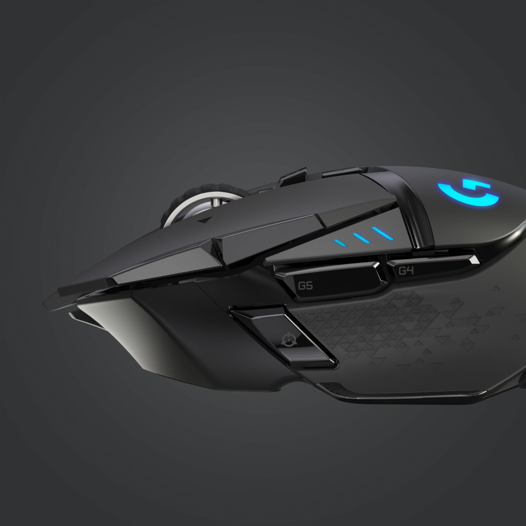 Primo piano di un mouse da gioco nero con luci blu, rotella di scorrimento e pulsanti etichettati G5 e G4.