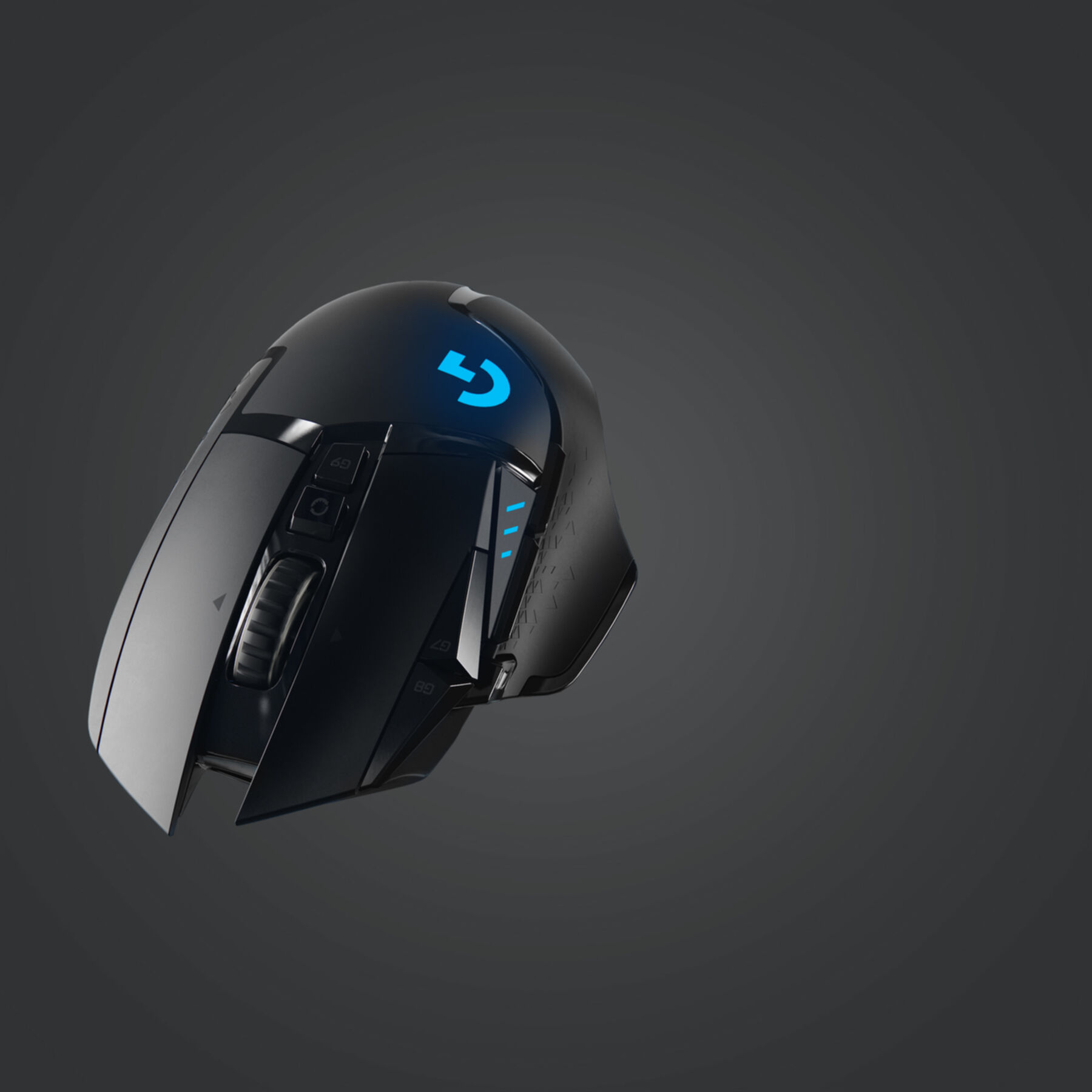 Mouse da gioco nero con luce blu su sfondo scuro.