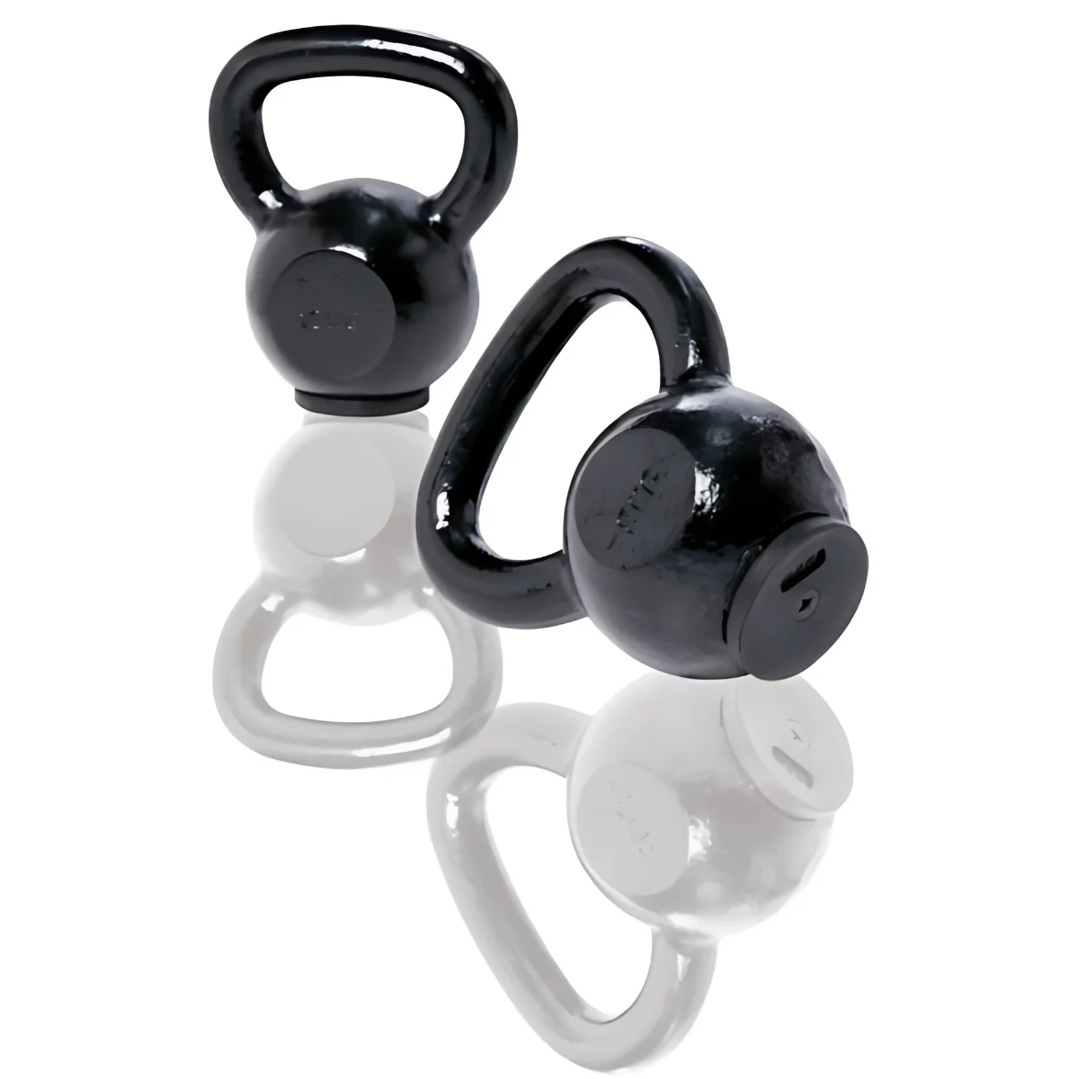 Zwei schwarze Kettlebells mit grauen Reflexionen auf weißer Oberfläche. Einer ist kopfüber.